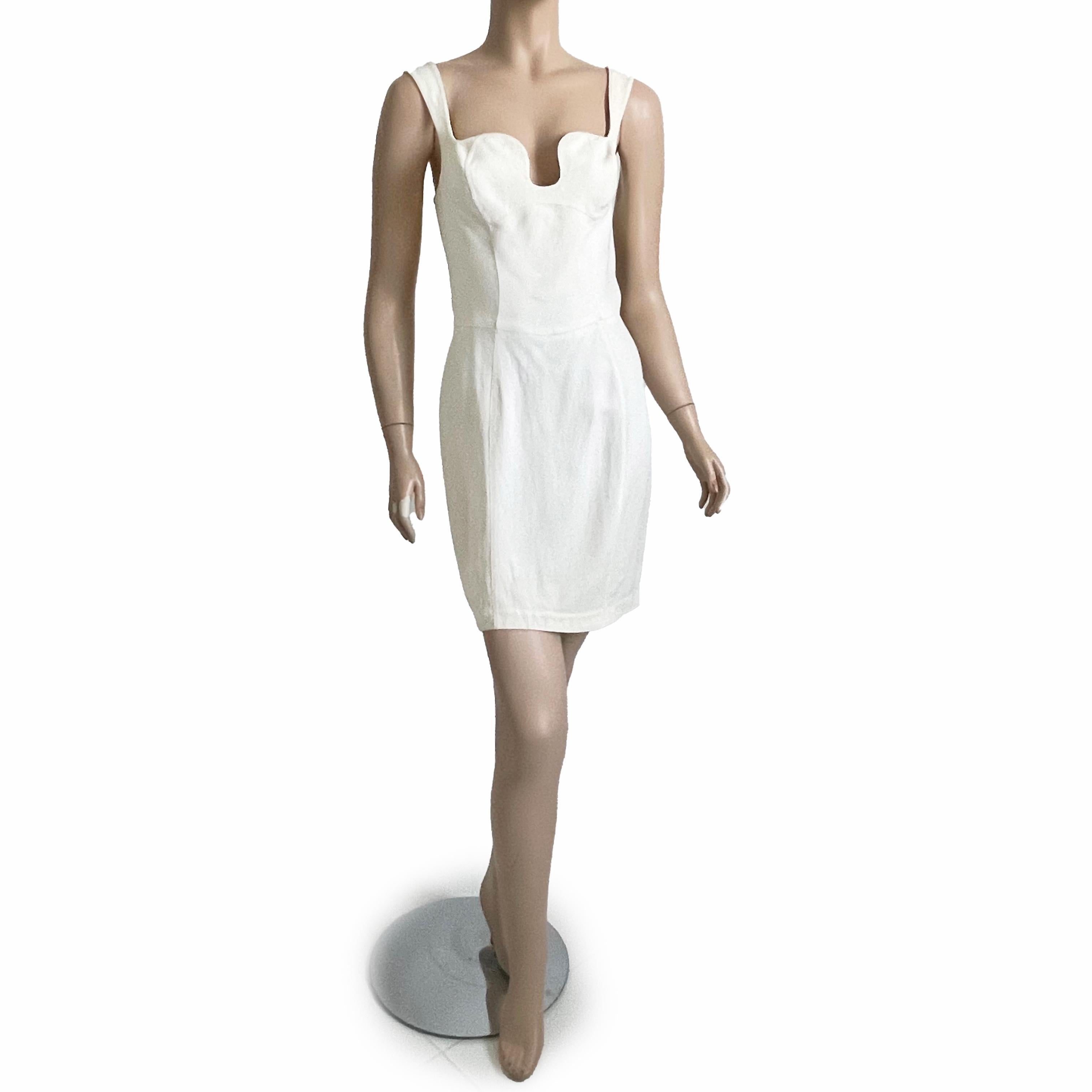 Wir lieben dieses Cocktailkleid aus Kreppstoff von Thierry Mugler! Es ist aus weißem Crêpe-Stoff gefertigt und hat ein skulpturales Mieder und einen tulpenförmigen Rock!

Fabelhaft und schick, perfekt für die wärmeren Monate und so einfach zu tragen
