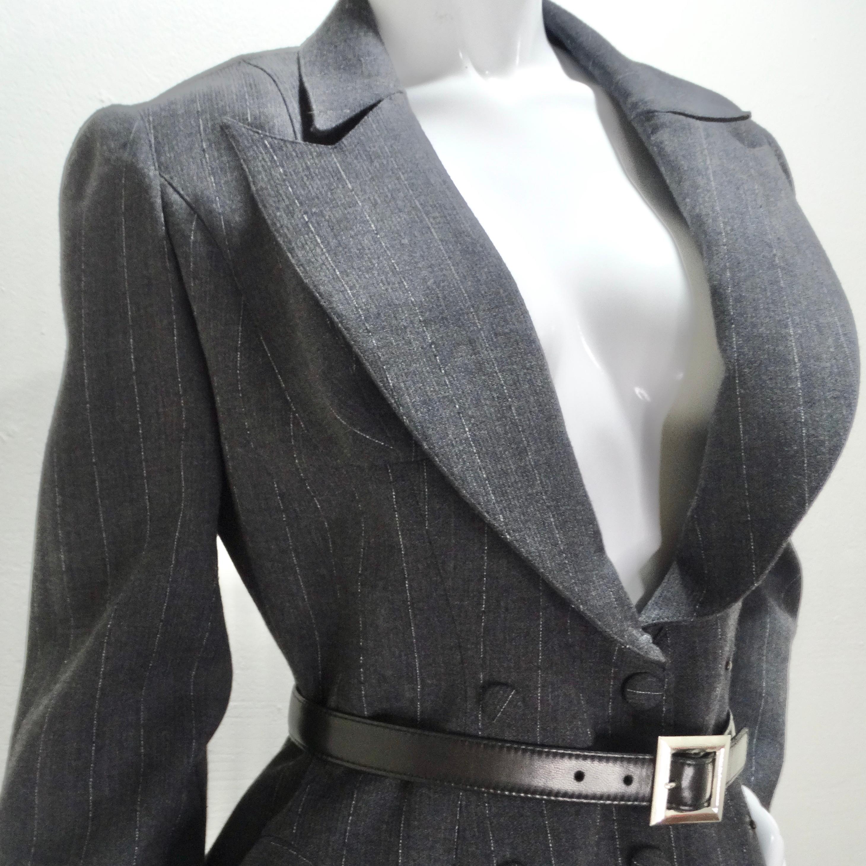 Entrez dans le monde de la haute couture avec notre ensemble blazer, jupe et ceinture Thierry Mugler Couture 1990. Cet ensemble emblématique incarne l'essence de l'esthétique légendaire de Mugler, mariant structure et fantaisie et attirant