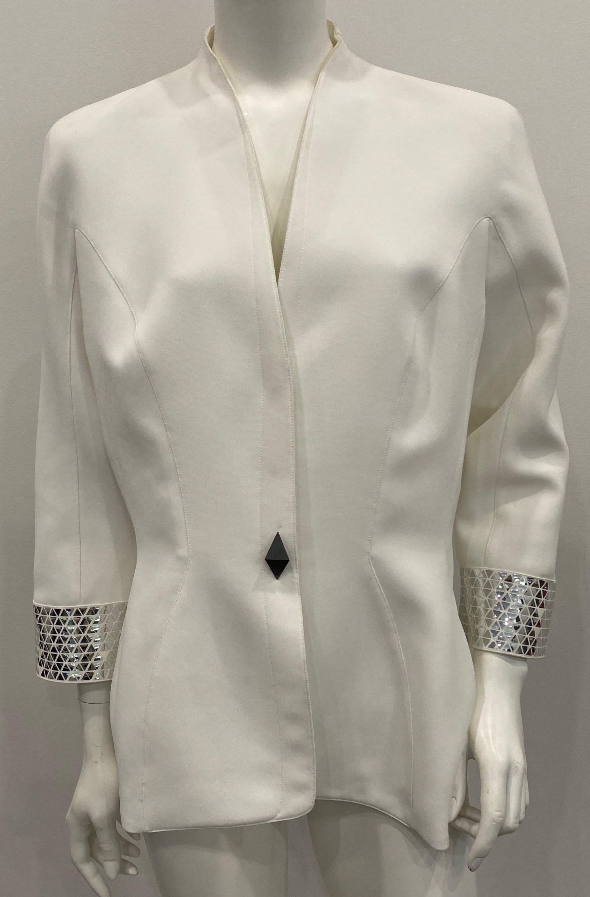 Thierry Mugler Couture 1990 Veste en polyester blanc avec détails métalliques argentés - Taille 46  Ce superbe vêtement vintage Mugler Couture entièrement doublé est doté d'une seule poitrine, d'un bouton argenté décoratif et de trois