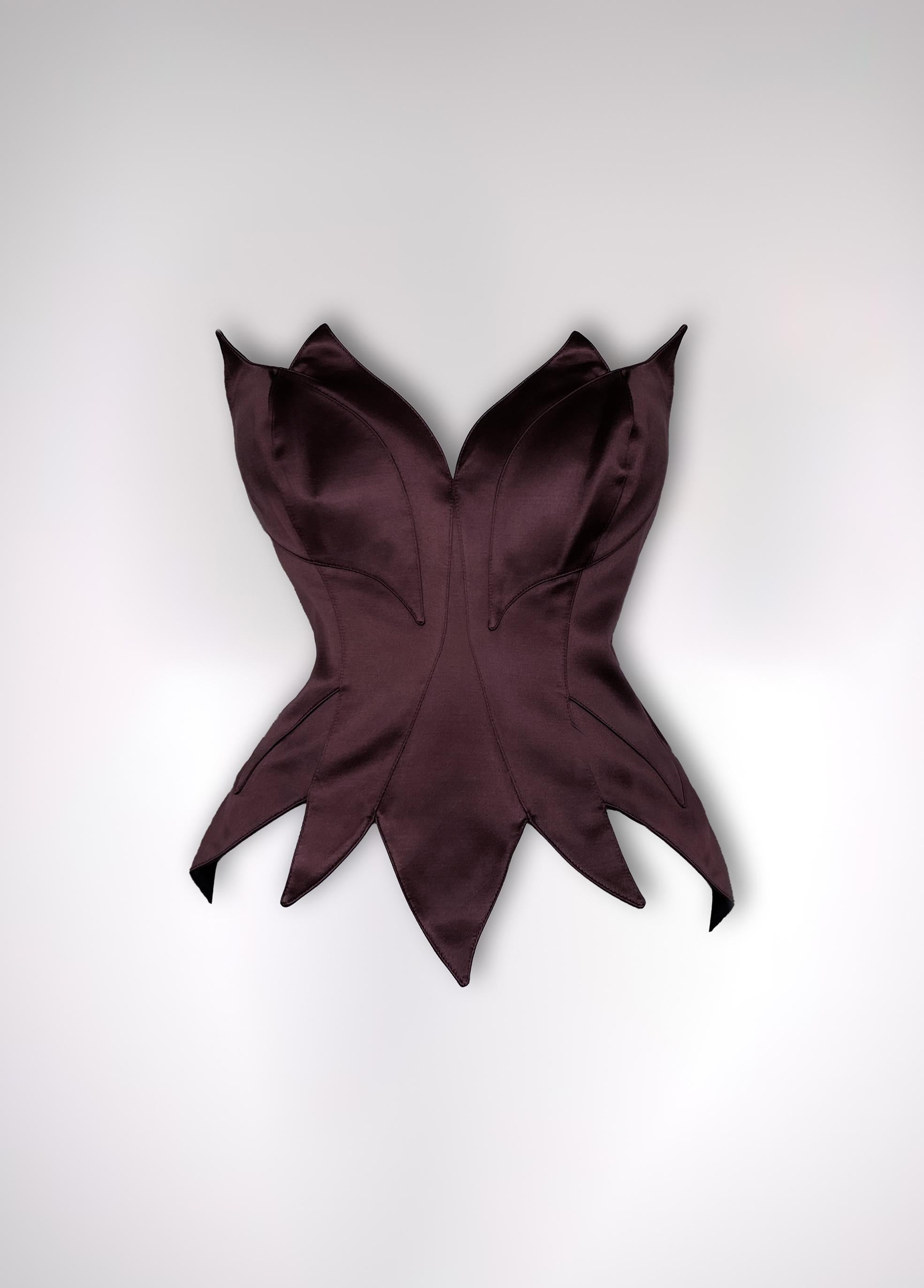 Atemberaubendes Thierry Mugler Couture 1997 Seidenkorsett. Eine Vision von kühner Sinnlichkeit und architektonischer
Eleganz. Dieses Stück ist ungetragen und wird mit dem Originalanhänger von 1997 geliefert. Dieses skulpturale Meisterwerk ist eine
