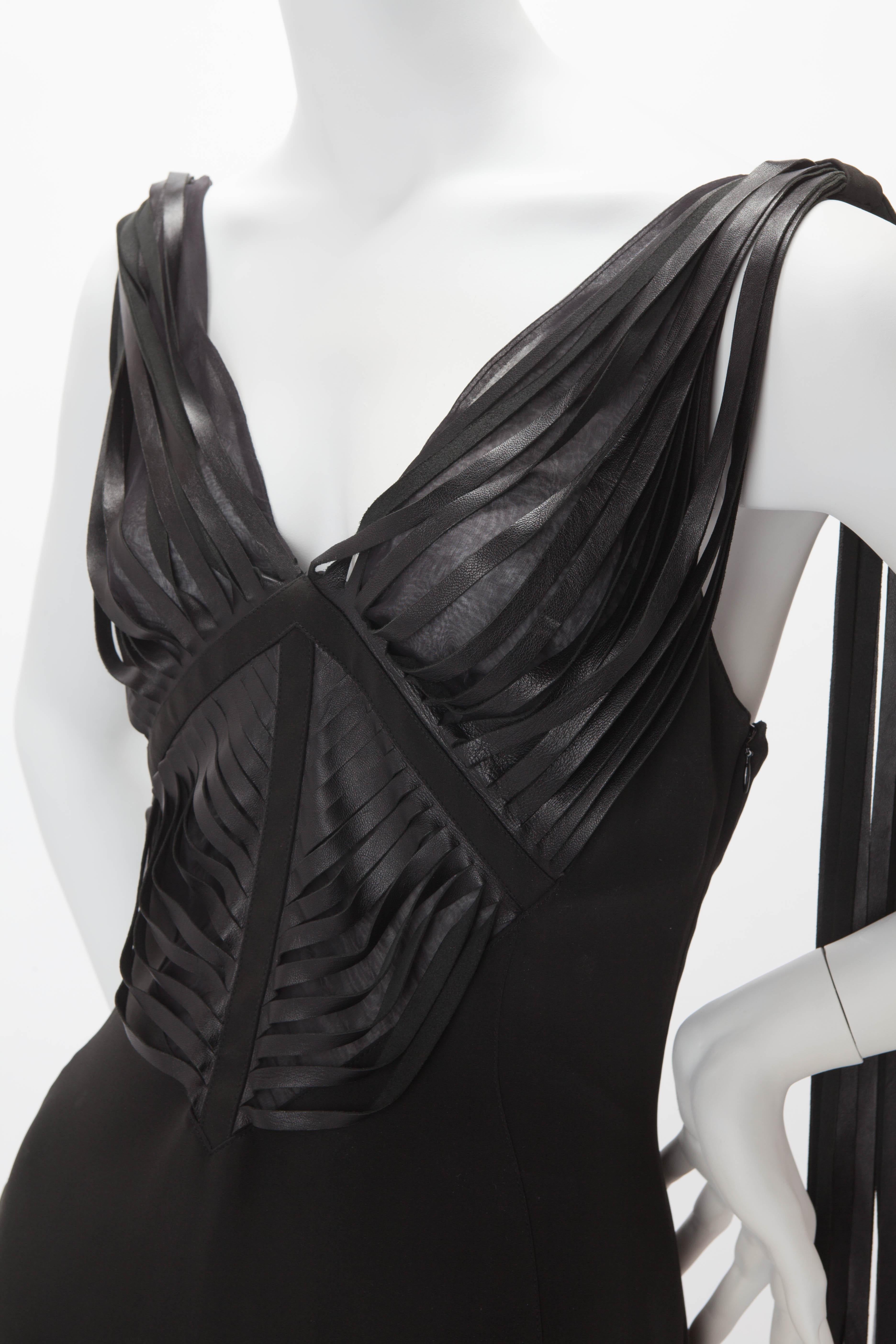 Abito Thierry Mugler Couture in seta nera con frange di pelle a cascata. c2000; Abito a colonna senza maniche e a tutta lunghezza con scollo a V; corpetto in chiffon a pannelli con bande di pelle che si raccolgono sulle spalle e scendono a cascata