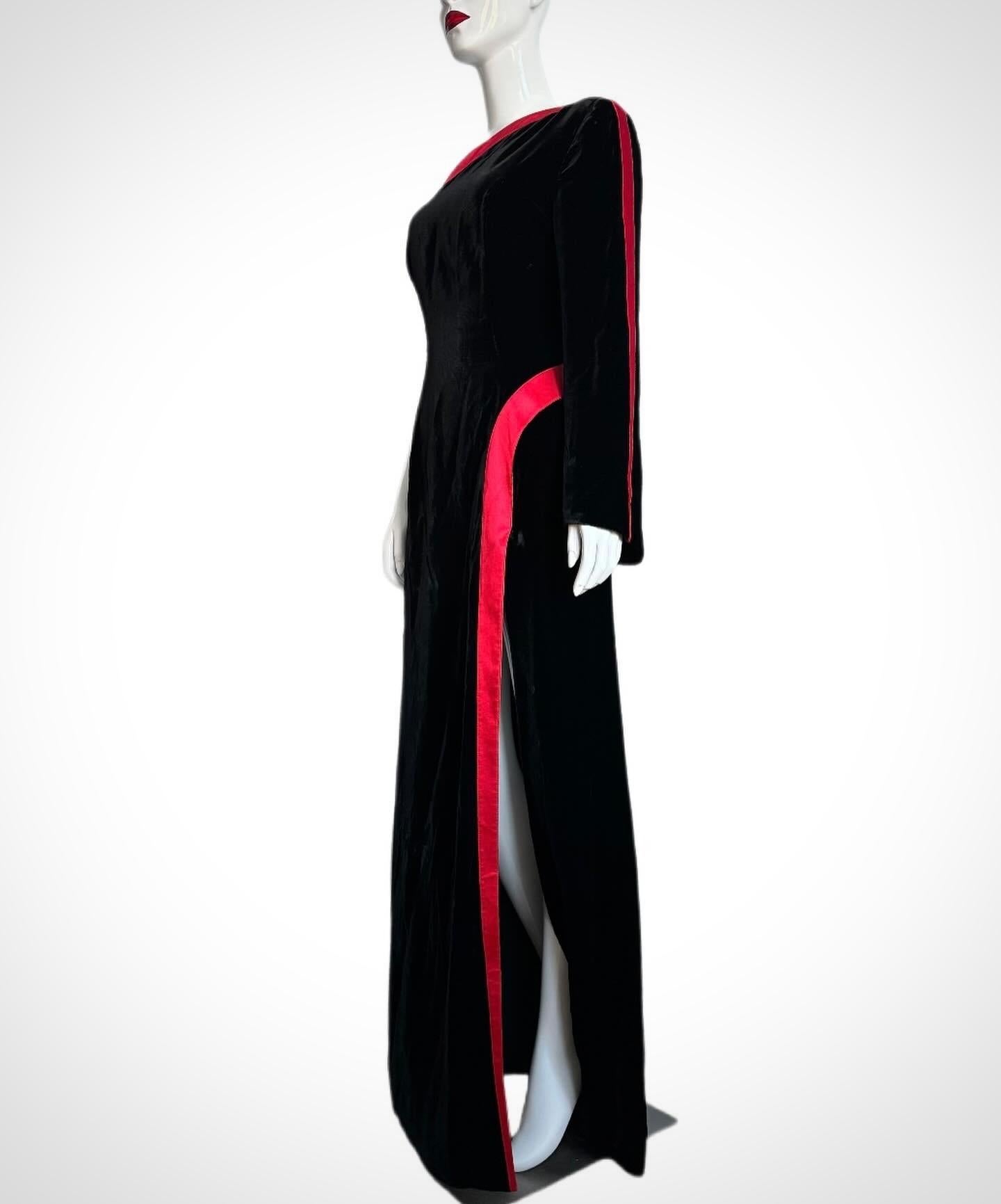 Fabuloso vestido Thierry Mugler Couture de terciopelo negro con detalles de satén rojo, colección Otoño Invierno 2001/2002 