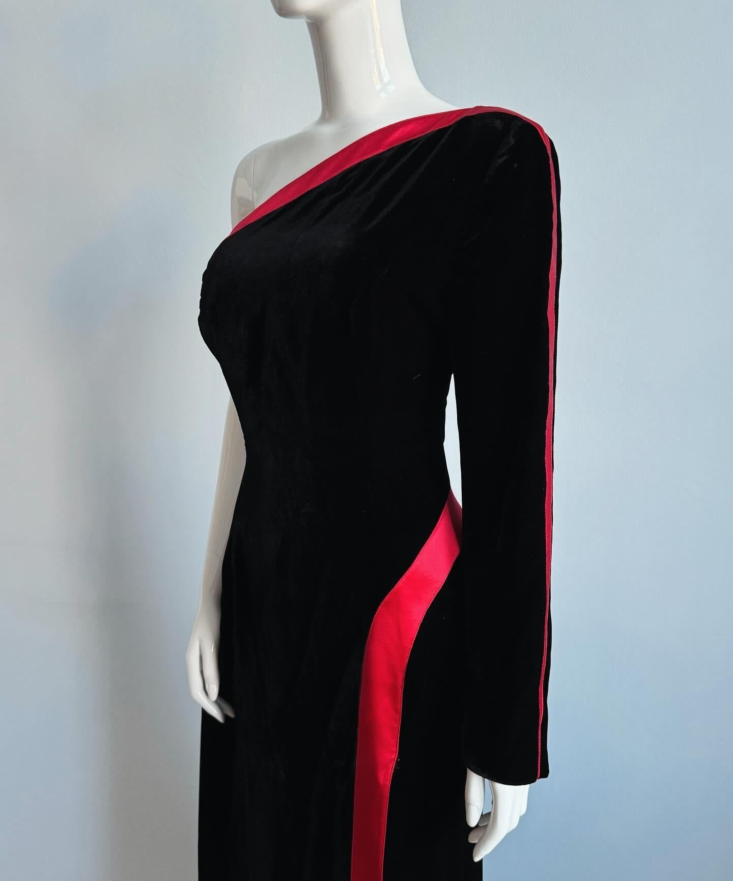 Thierry Mugler Couture Vestido de terciopelo negro FW 2001 Maxi Vestido con abertura alta en venta 2