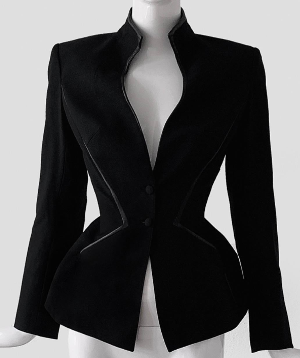 Thierry Mugler Couture Blazer Chaqueta negra escultural Detalles de piel en zigzag en venta 5