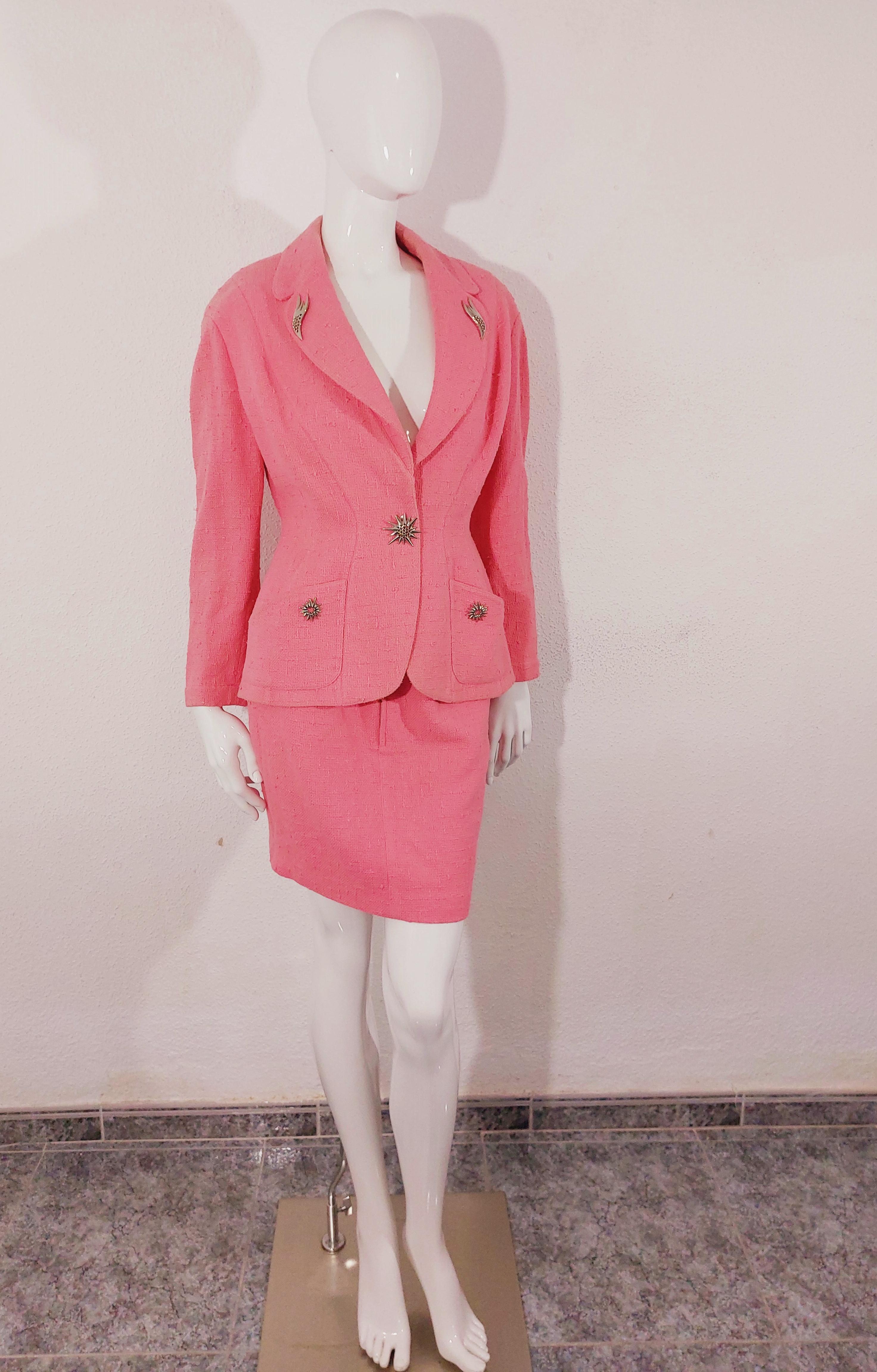 Thierry Mugler Couture Brooch FW 1990 Sculptural Exaggerated Dramatic Silhouette Jacket Pink Silver Badge Pin Blazer Coat Jacket Skirt Suit
Fabulous rare Thierry Mugler suit, FW 1990s Collection. This dramatic sculptural silhouette is truly