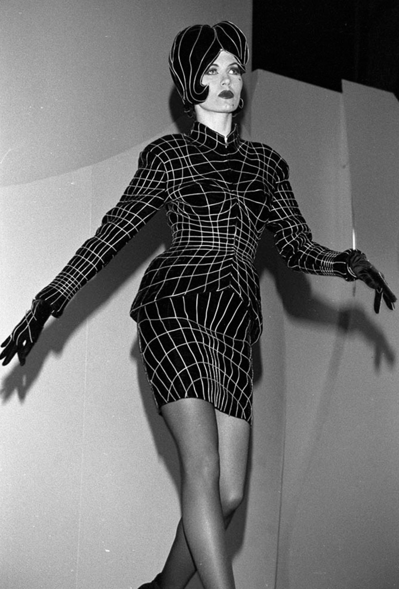 Thierry Mugler Couture Robe de soirée Iconique Noir Toile d'araignée Anatomique Ordinateur en vente 3