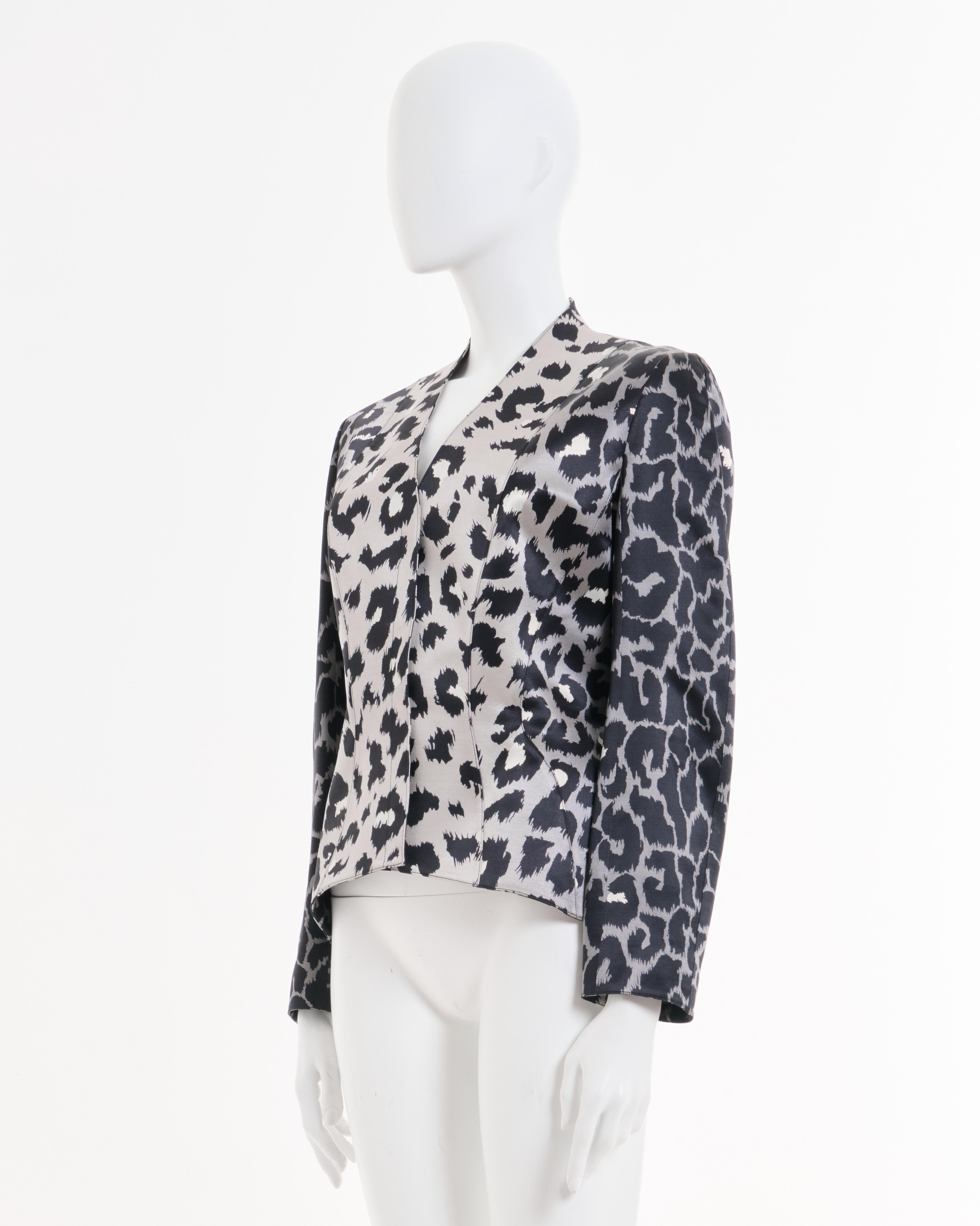 - Thierry Mugler Couture grey silk cheetah jacket
- Sold by Skof.Archive 
- Shoulder pads 
- Hidden snap closure along the front
- Fitted to the body 
- Size: FR 38 - EN 42 - UK 10 - US 6 (EU) 
- Fabric: 100% Silk 
- Made in France 
- Mint