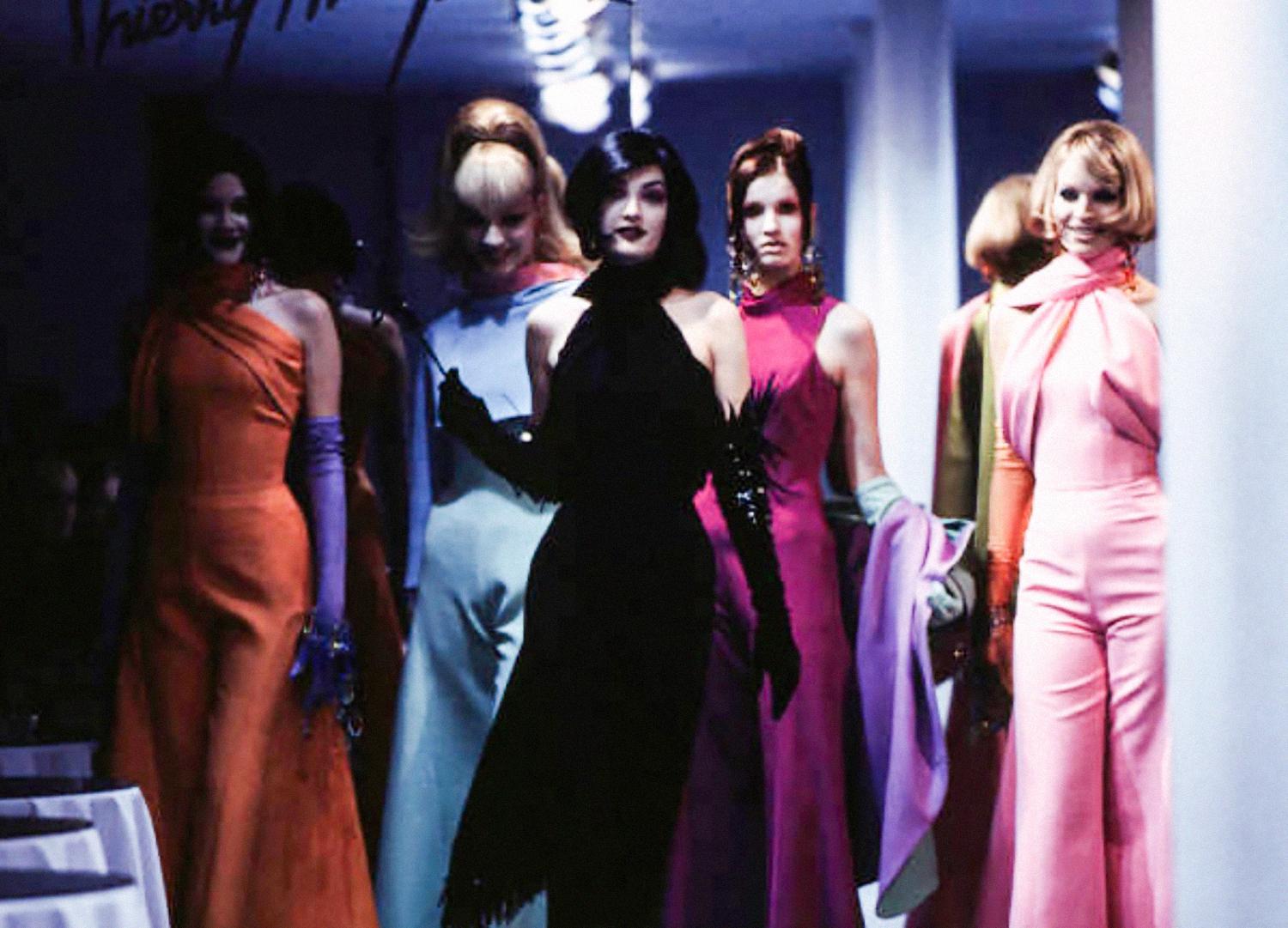 Breathtaking Thierry Mugler Couture Goddess Evening Gown 
Assuming Fall Winter 1997 Collection

The most stunning Thierry Mugler evening gown. Vibrant red made of gorgeous glowing Silk. Beautiful open V décolleté, bustier-like tailored bodice