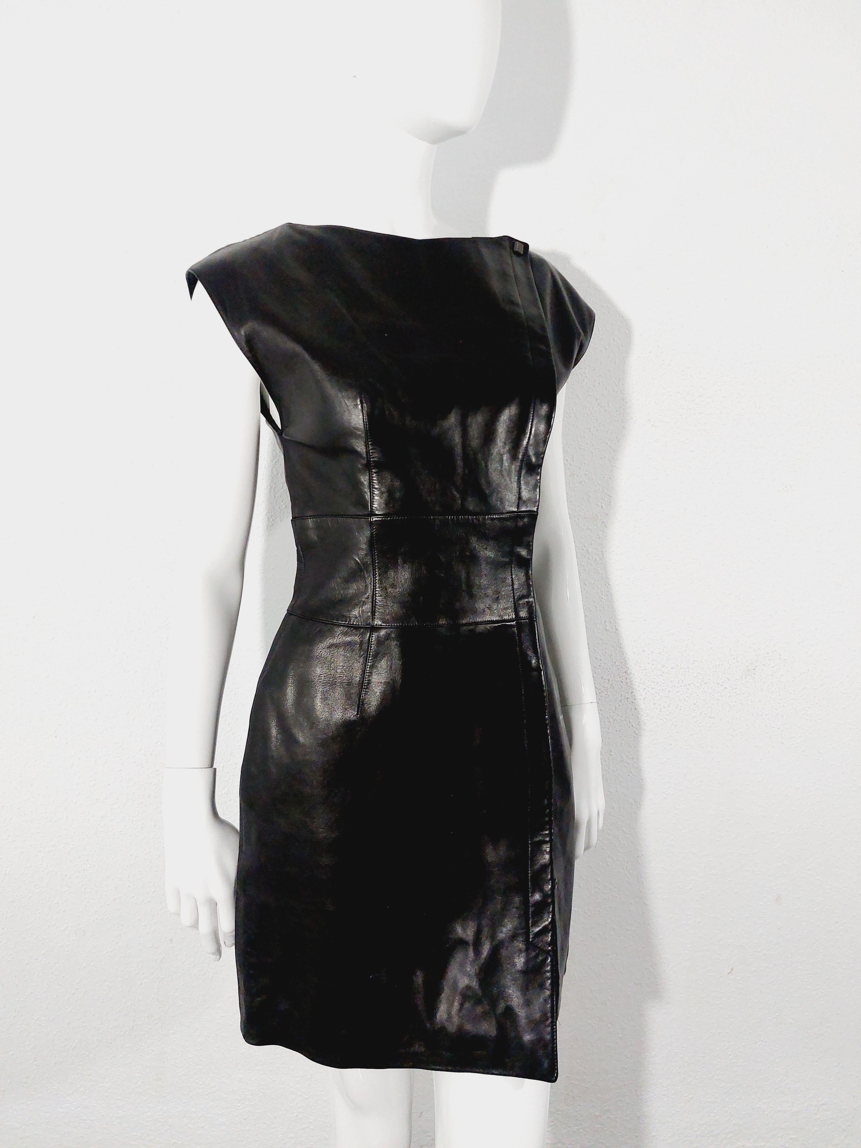 Thierry Mugler Couture Lambskin Leather Snap Black Evening Wrap Split Sculptural Mini Dress
Rare Black leather dress with snap.Black satin lining. SIZE: 38 FR
Snap colusure.
Very good condition.
Fits XS/S, measurements:

Bust: 40 cm
Waist: 37