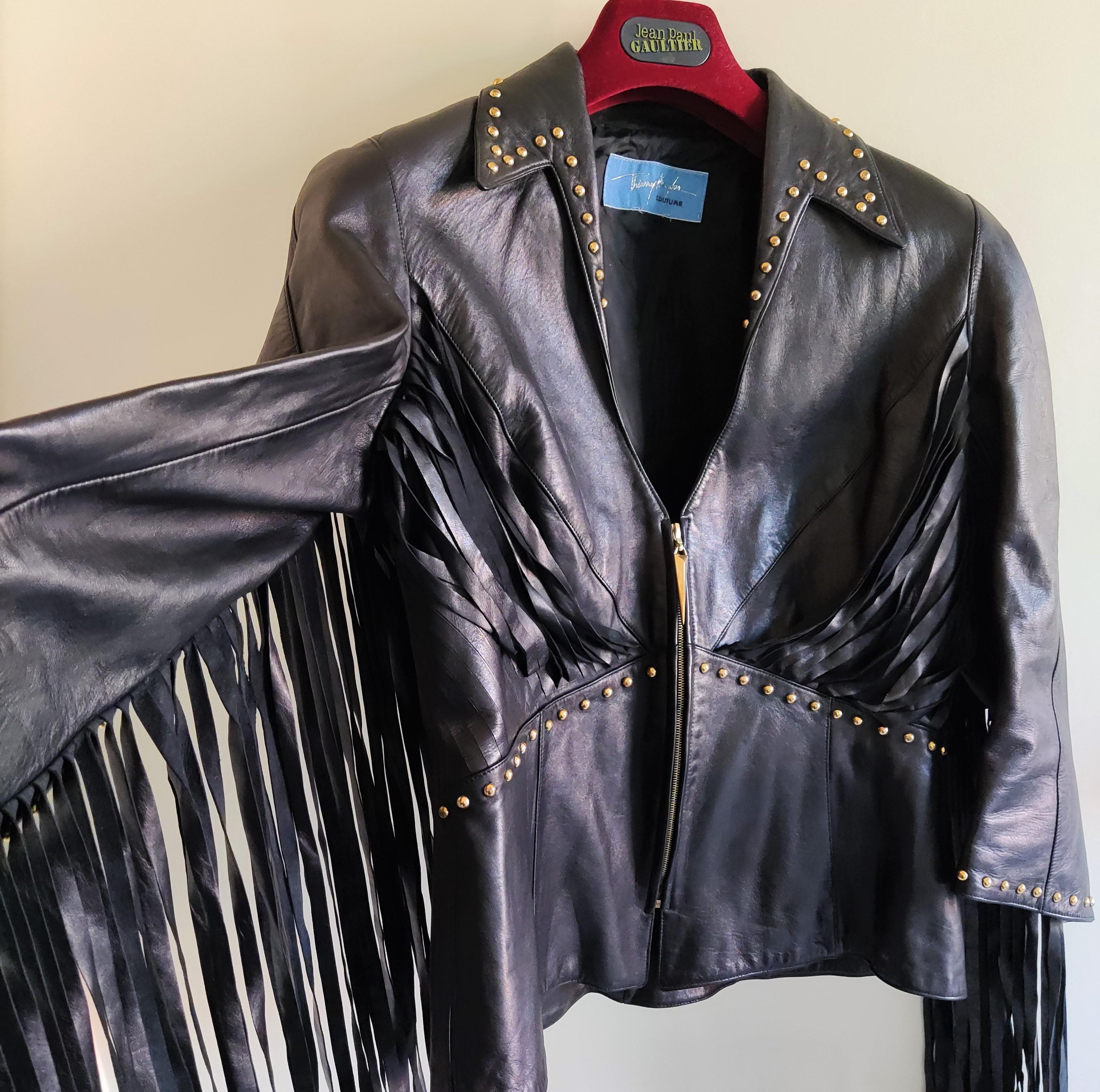 Beautiful motorcycle couture piece by Thierry Mugler!
Leather lamb.
Riveted.
Wasp Waist.
Tassels on the sleeves!

Very good condition!

Size: Medium.
Please, check the measurements.
Length: 55 cm / 21.6 inch
Armpit to armpit: 47 cm / 18.5