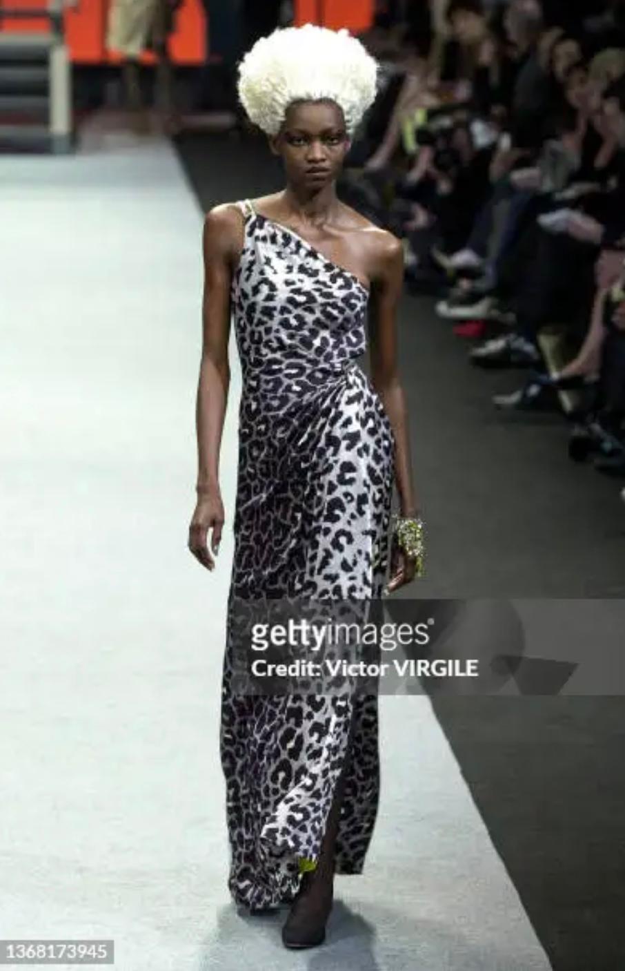 Manfred Thierry Mugler understands glamour so well !
Worn on the runway (see picture 2), this gorgeous Fall-Winter 2001-2002 gown is from Thierry Mugler final collection, just before his retirement.
Made from lustrous leopard printed silk-satin, the