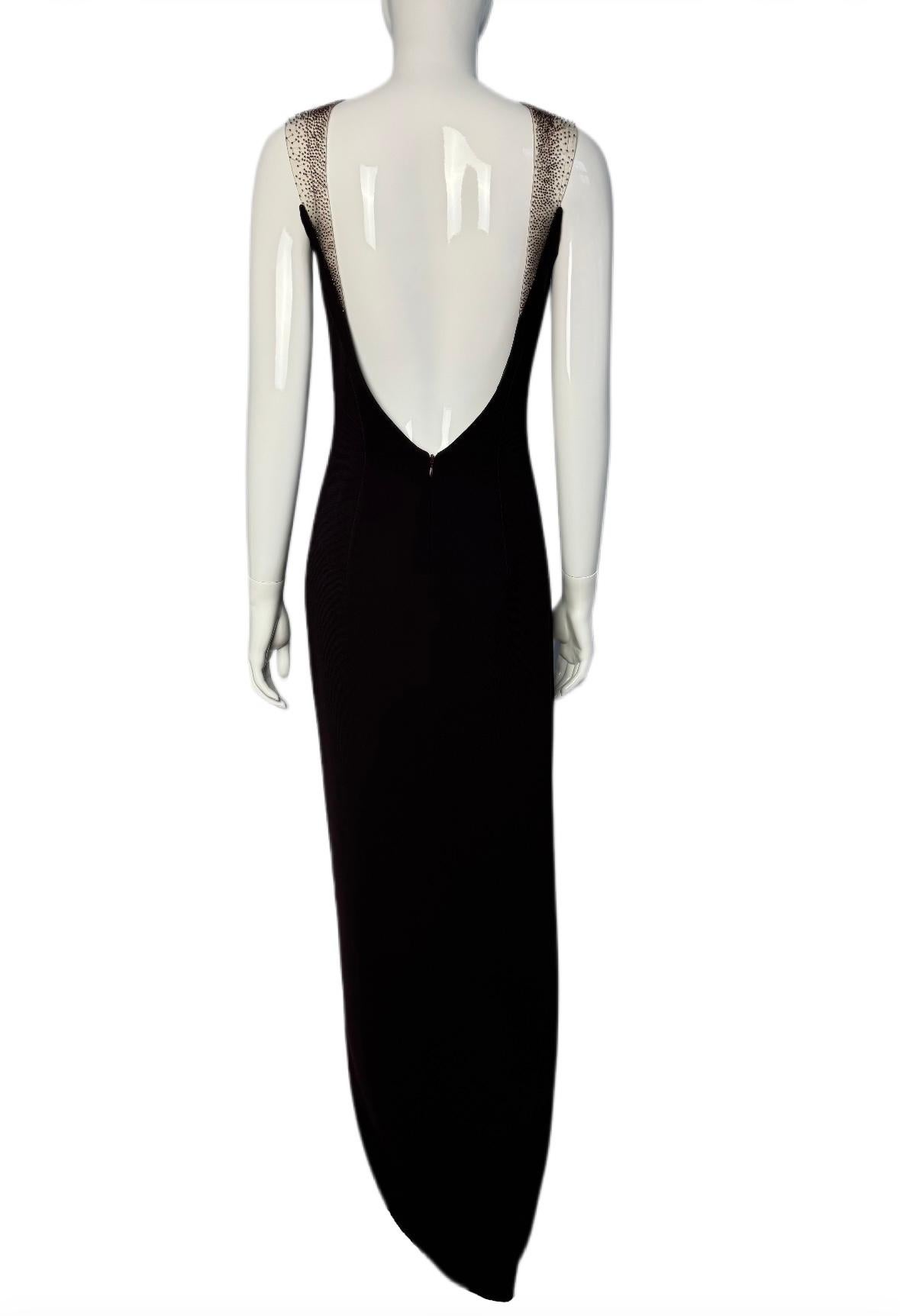 Elegantes Abendkleid von Thierry Mugler Couture aus der Kollektion Frühjahr/Sommer 2001.
PVC-Halsband mit Glasperlenstickereien.
Hoher Beinschlitz. Offener Rücken. Abgerundeter Saum. 
Tief violette Farbe.
Außergewöhnliches Laufstegkleid in