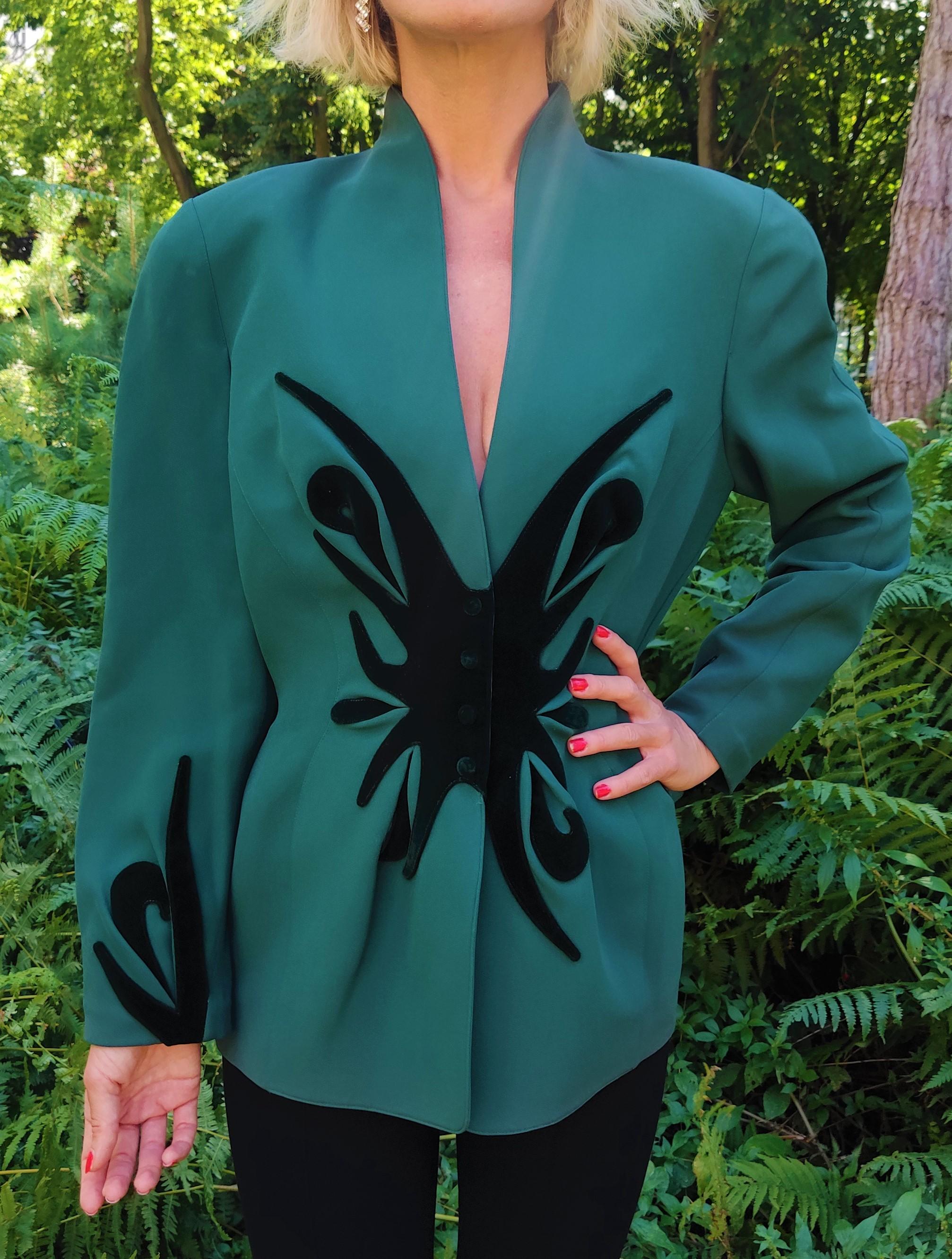 Beautiful couture piece by Thierry Mugler!
Wonderful silhouette!
Wasp Waist look!
Iconic Mugler star look on the front and on the sleeves!


Very good condition! Discoloration at the collar, it is barely noticeable when you wear it. Please check the