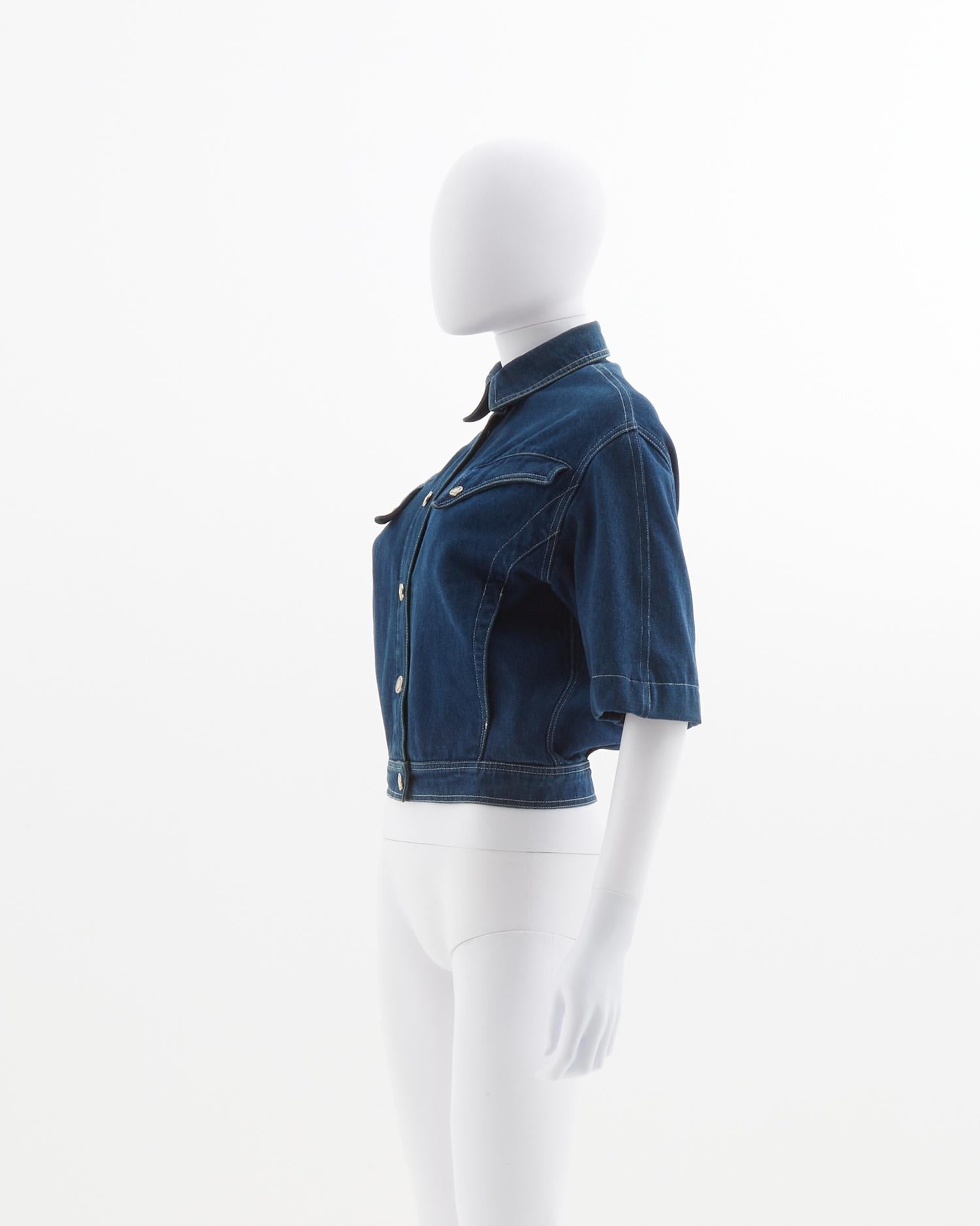 - About 80s
- Sold by Skof.Archive
- Blue crop jacket
- Logo embroidered on the back 
- Button closure

Size : FR 38 - EN 42 - UK 10 - US 6 (EU)

Shoulder 45 cm / 18