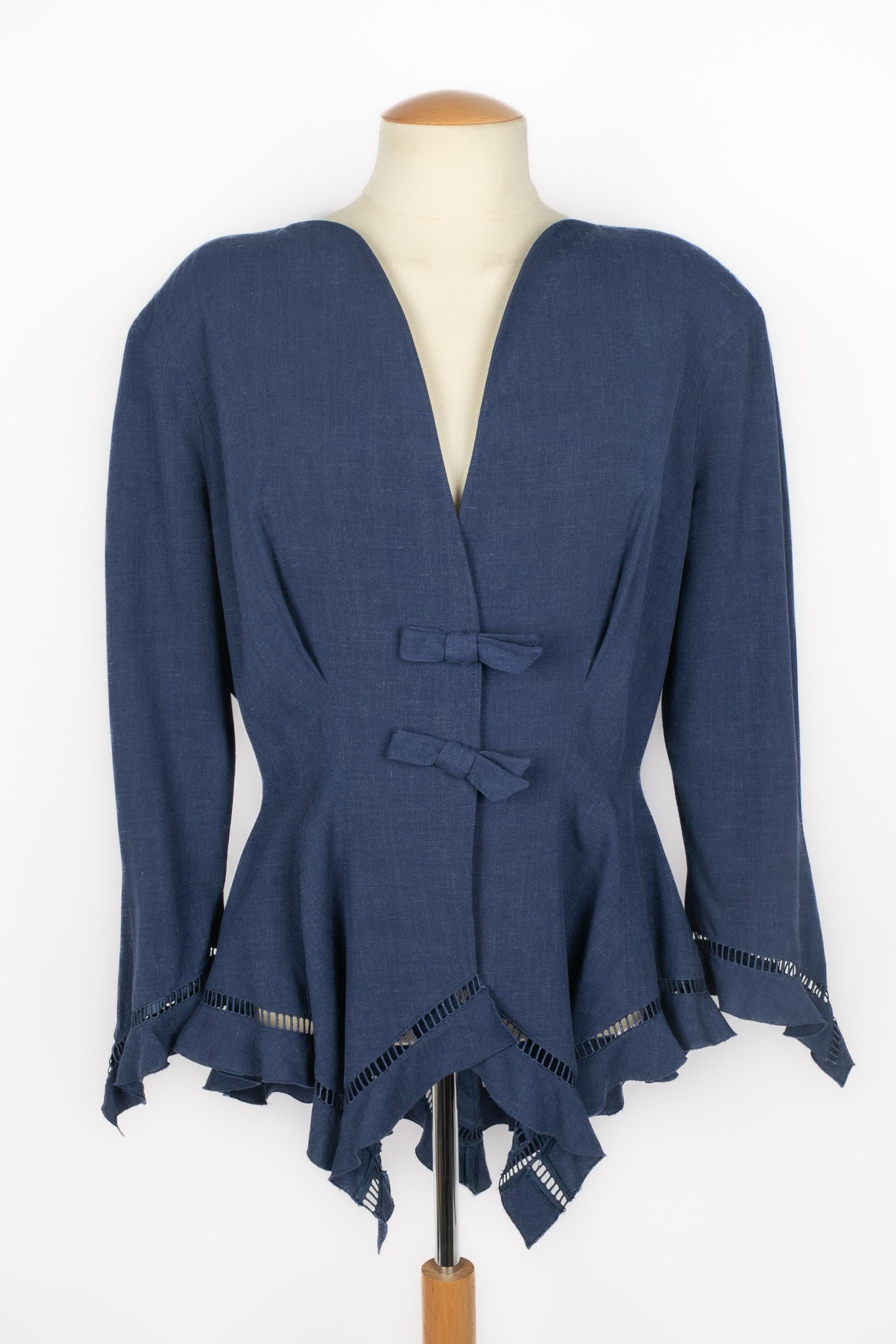 MUGLER - (Made in France) Blaue Jacke im Denim-Stil, Knöpfe mit passenden Schleifen verziert. Keine Größenangabe, es passt ein 40FR/42FR.

Bedingung:
Sehr guter Zustand

Abmessungen:
Schulterbreite: 45 cm - Brustumfang: 50 cm - Taillenumfang: 40 cm