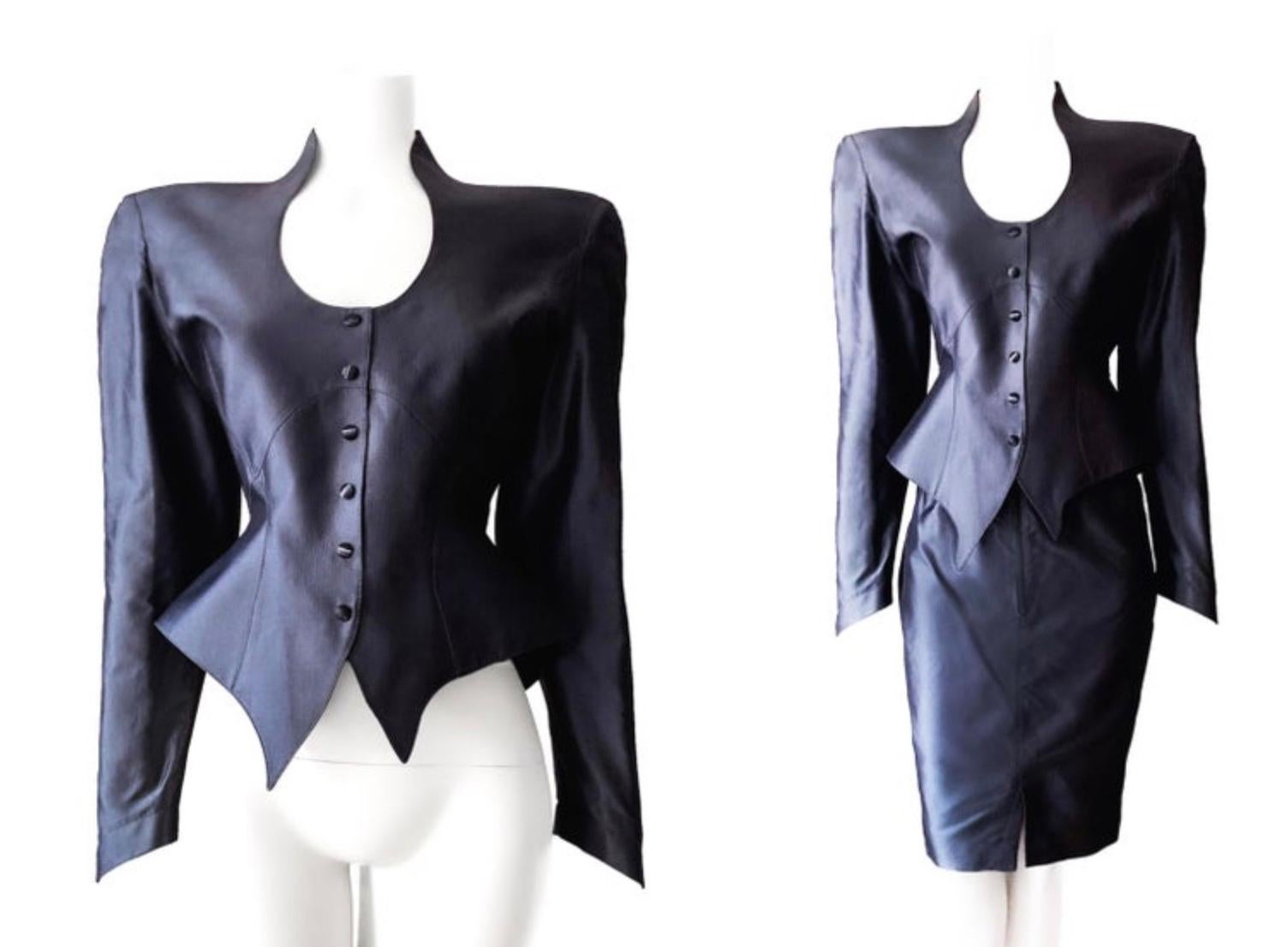 
Das atemberaubendste Ensemble von Thierry Mugler aus reiner Seide. Sooo Mugleresque! Die Kombination aus außergewöhnlicher Avantgarde-Form: spitzer, asymmetrischer Saum und taillierte Horglassilhouette & luxuriöse Eleganz in hochwertigem