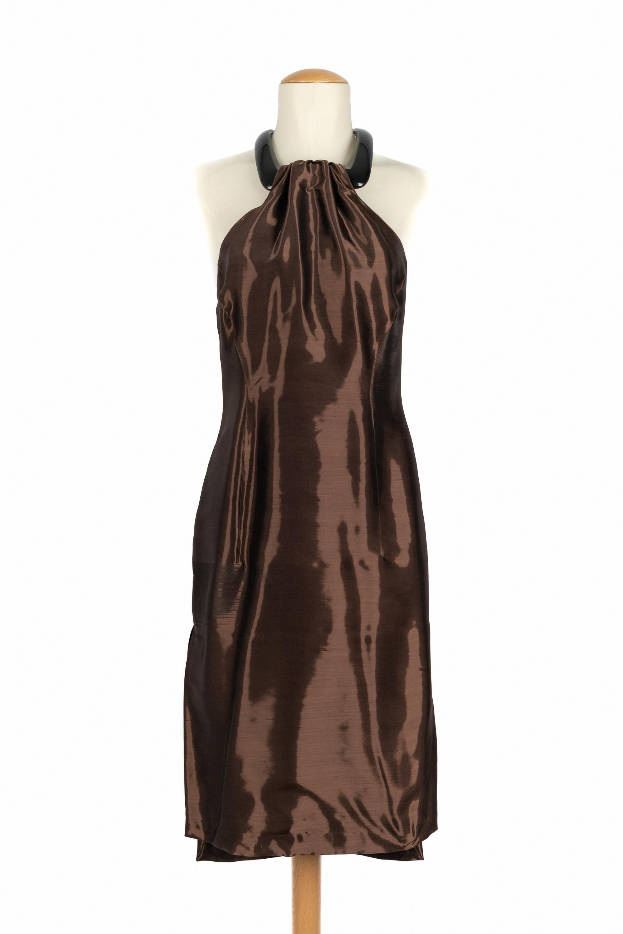 Mugler - (Made in France) Abito di media lunghezza legato con un colletto/collo in bachelite. Indicata la taglia 38FR.

Condizioni:
Ottime condizioni

Dimensioni:
Lunghezza petto: 42 cm - Vita: 36 cm - Lunghezza fianchi: 48 cm - Lunghezza: 90