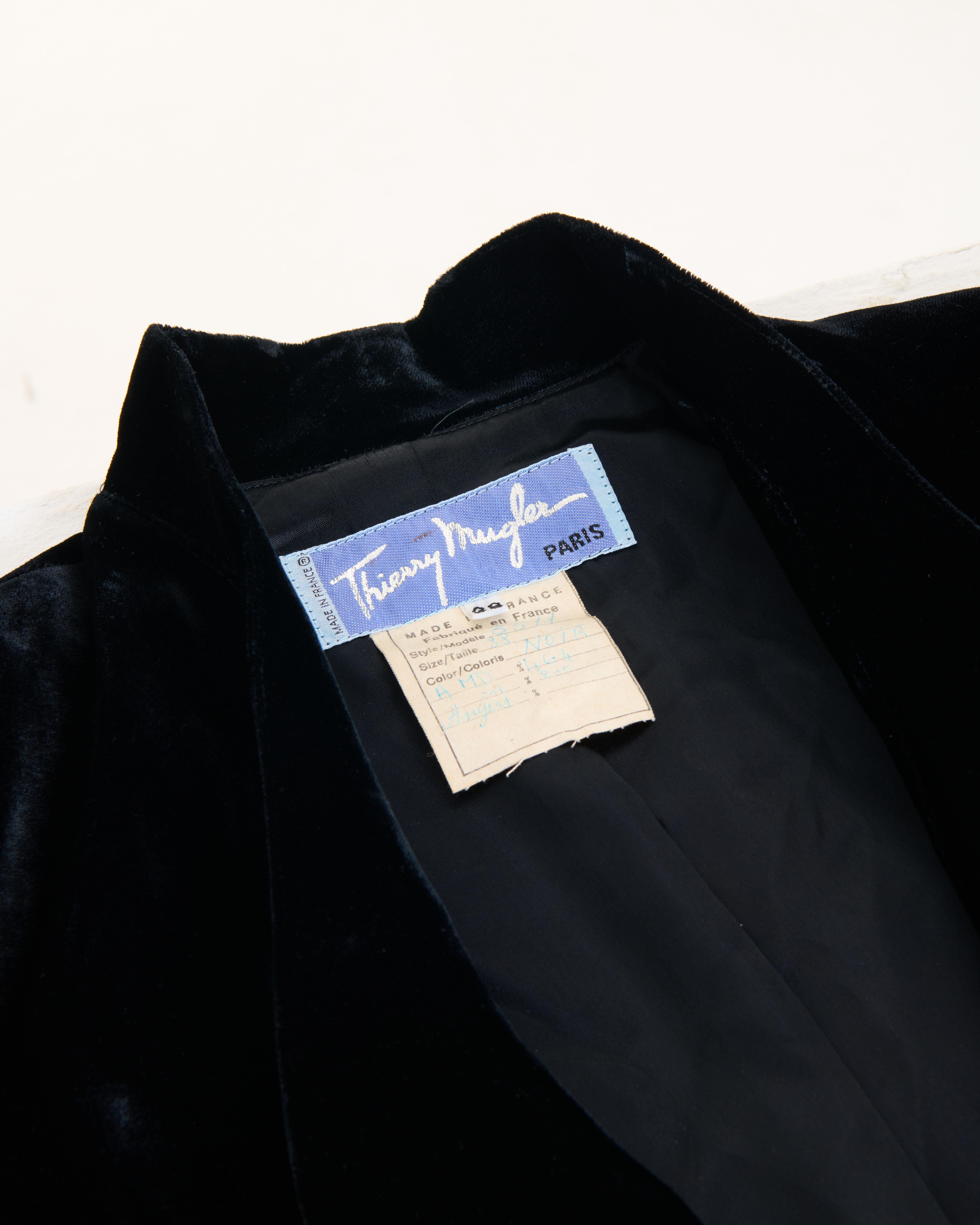 Thierry Mugler H/W 1987- 88 Schwarze Blazerjacke in Samtform in Schwarz im Angebot 4