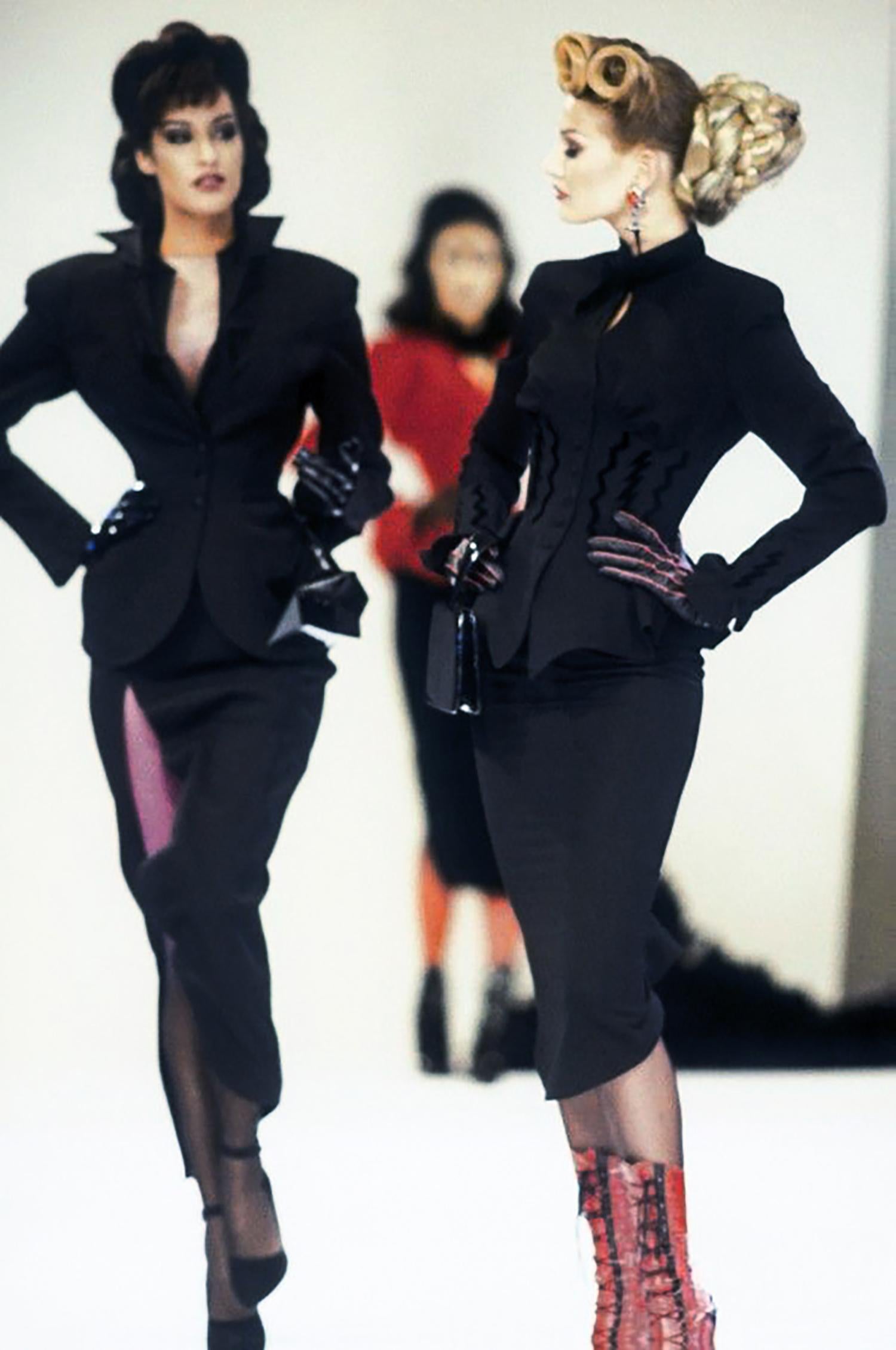 Thierry Mugler Autunno 1992 Nero Runway Fulmineo Abito Giacca Gonna in vendita 4