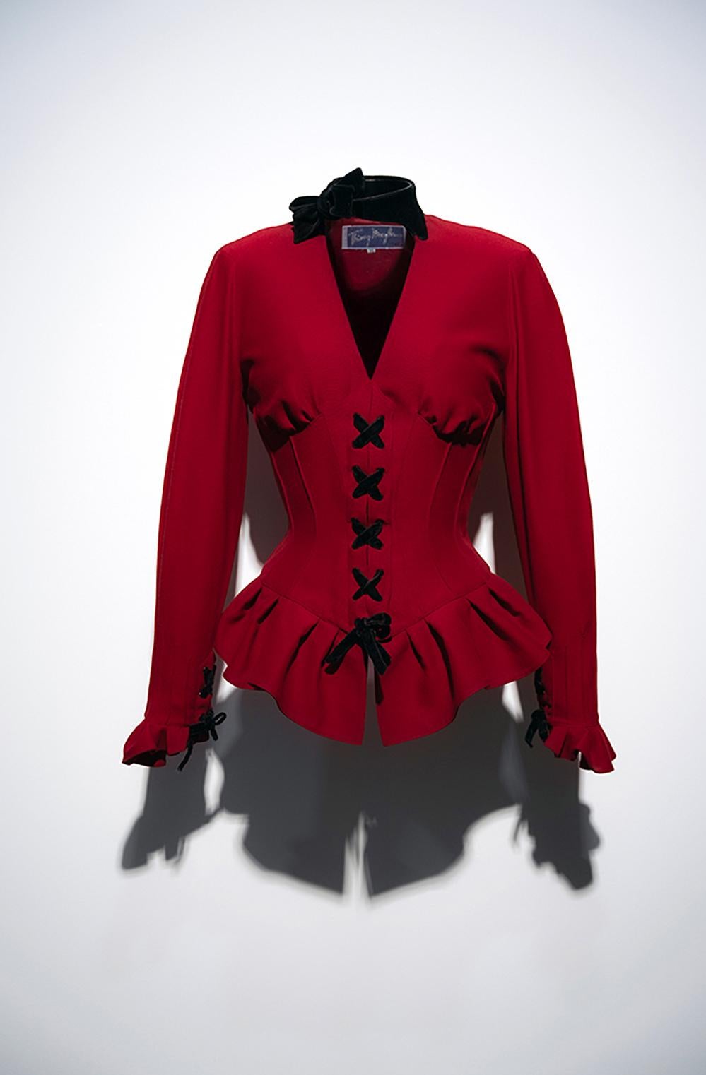 Thierry Mugler Autunno 1992 Rosso Abito da passerella Gonna Gonna Degno di Museo in vendita 9