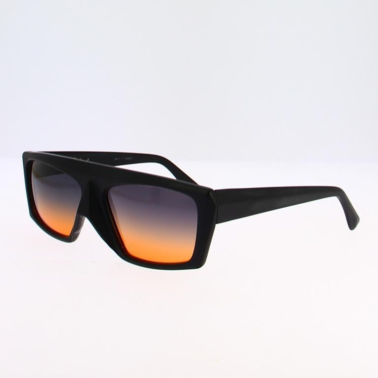 Descubre las gafas de sol vintage Thierry Mugler FANTASIA, una pieza excepcional fabricada a mano en Francia y verdadero testimonio del genio creativo de los años 90. Esta montura de acetato negro, atrevida y elegante a la vez, destaca por sus