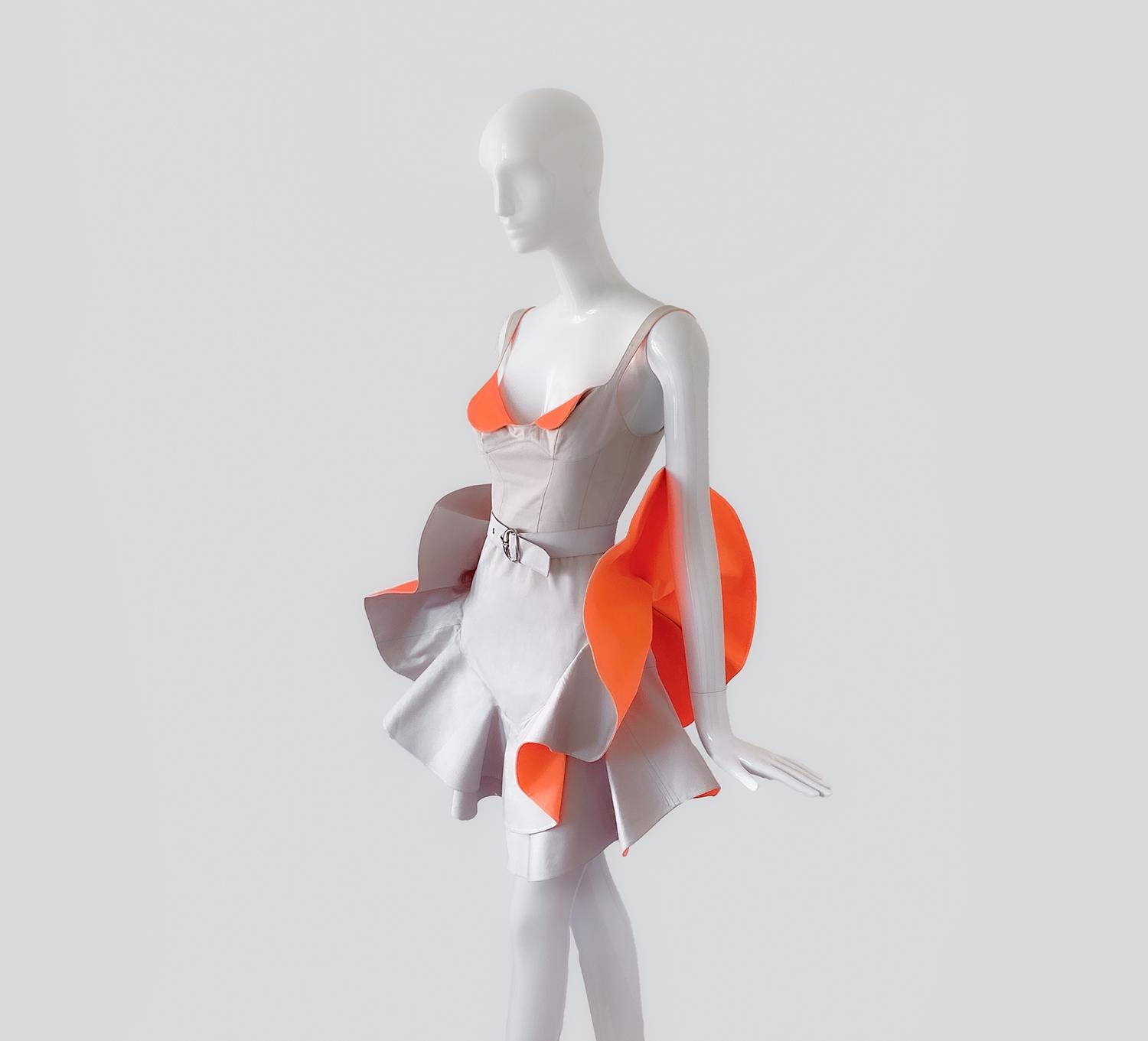 
Museumswürdiges Sammlerstück.
Das extrem seltene Thierry Mugler Flower Petal Kleid, hellgrau und neonorangefarben. Ein ikonisches Beispiel für den charakteristischen Stil der berühmten Designerlegende: Camp, Statement, Skulptur und