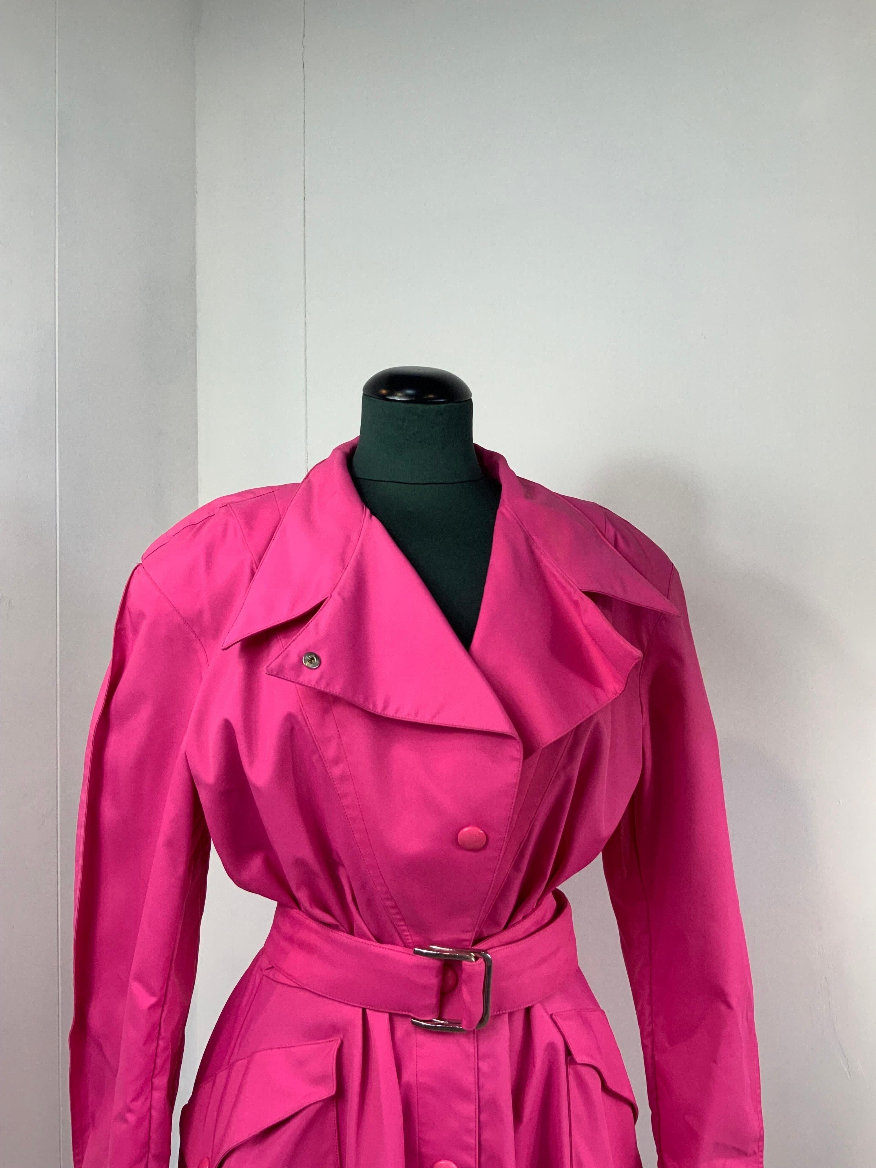 Thierry Mugler Trench.
Featuring polyamide and poliuterame fabrics.
Iconic Mugler piece. Featuring padded shoulders. 
Size tag is missing but it fits more size.
Shoulders 48 cm
Bust 48 cm
Waist 33 cm
Length 110
Sleeves 66
Conditions: very good- it