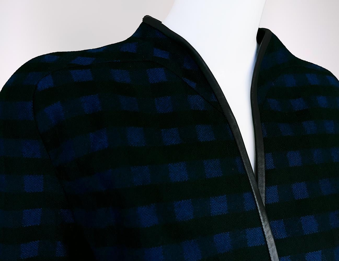 Schöne Jacke von Thierry Mugler, angenommene FW 1990 Collection'S. Hochwertige Jacke aus reiner Wolle mit einer fabelhaften dramatischen Silhouette.
Eine eindrucksvolle Verkörperung des architektonischen Könnens des Designers und seiner Vorliebe für