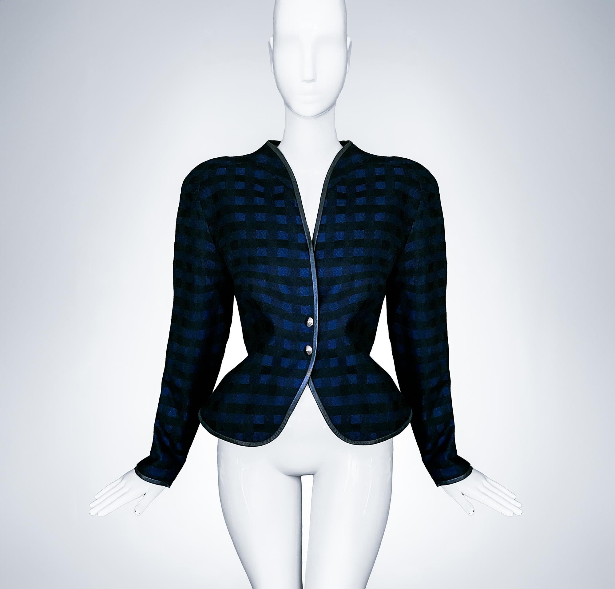 Thierry Mugler H/W 1990 Skulpturale Jacke aus Wolle mit karierter dramatischer Silhouette im Zustand „Hervorragend“ im Angebot in Berlin, BE
