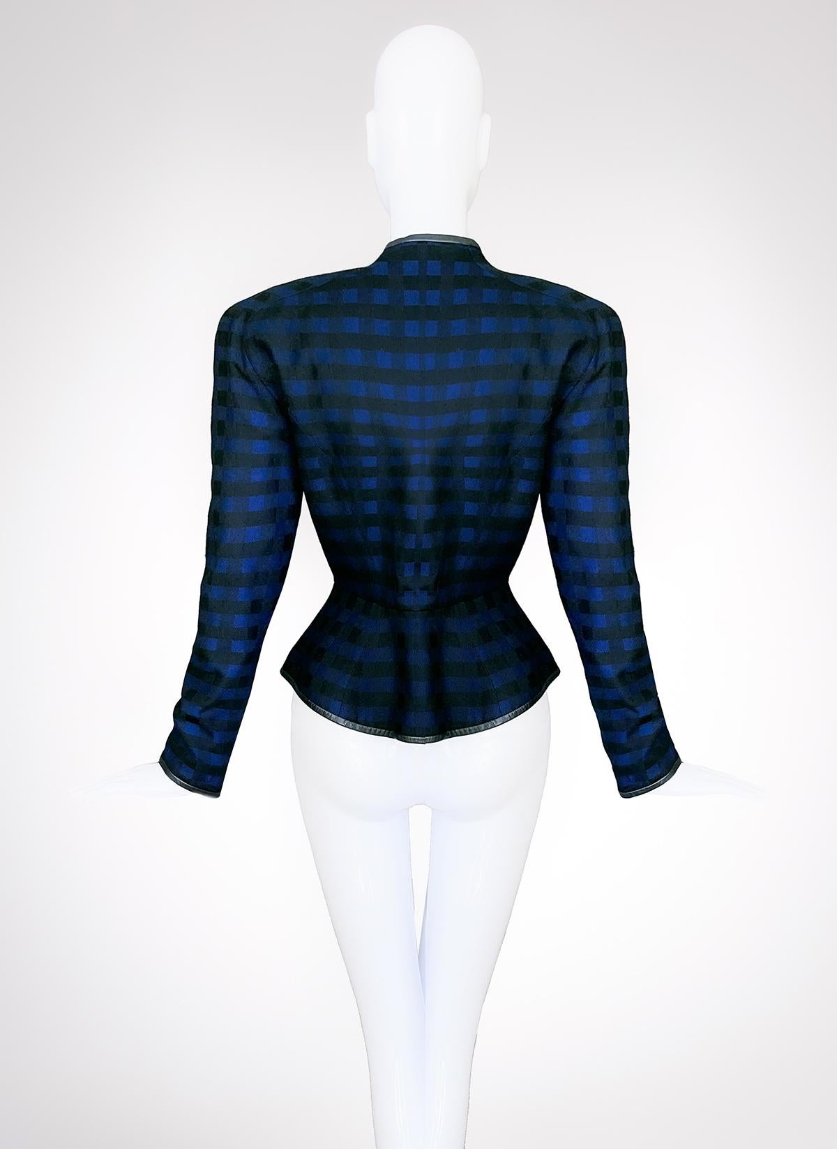 Thierry Mugler H/W 1990 Skulpturale Jacke aus Wolle mit karierter dramatischer Silhouette Damen im Angebot
