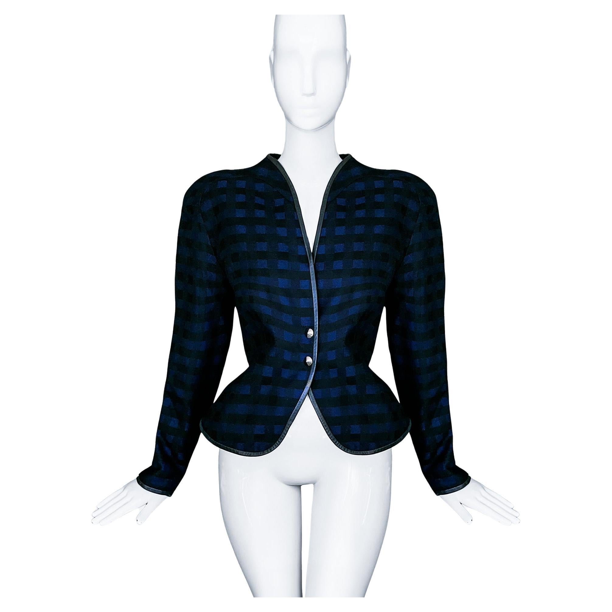 Thierry Mugler H/W 1990 Skulpturale Jacke aus Wolle mit karierter dramatischer Silhouette im Angebot