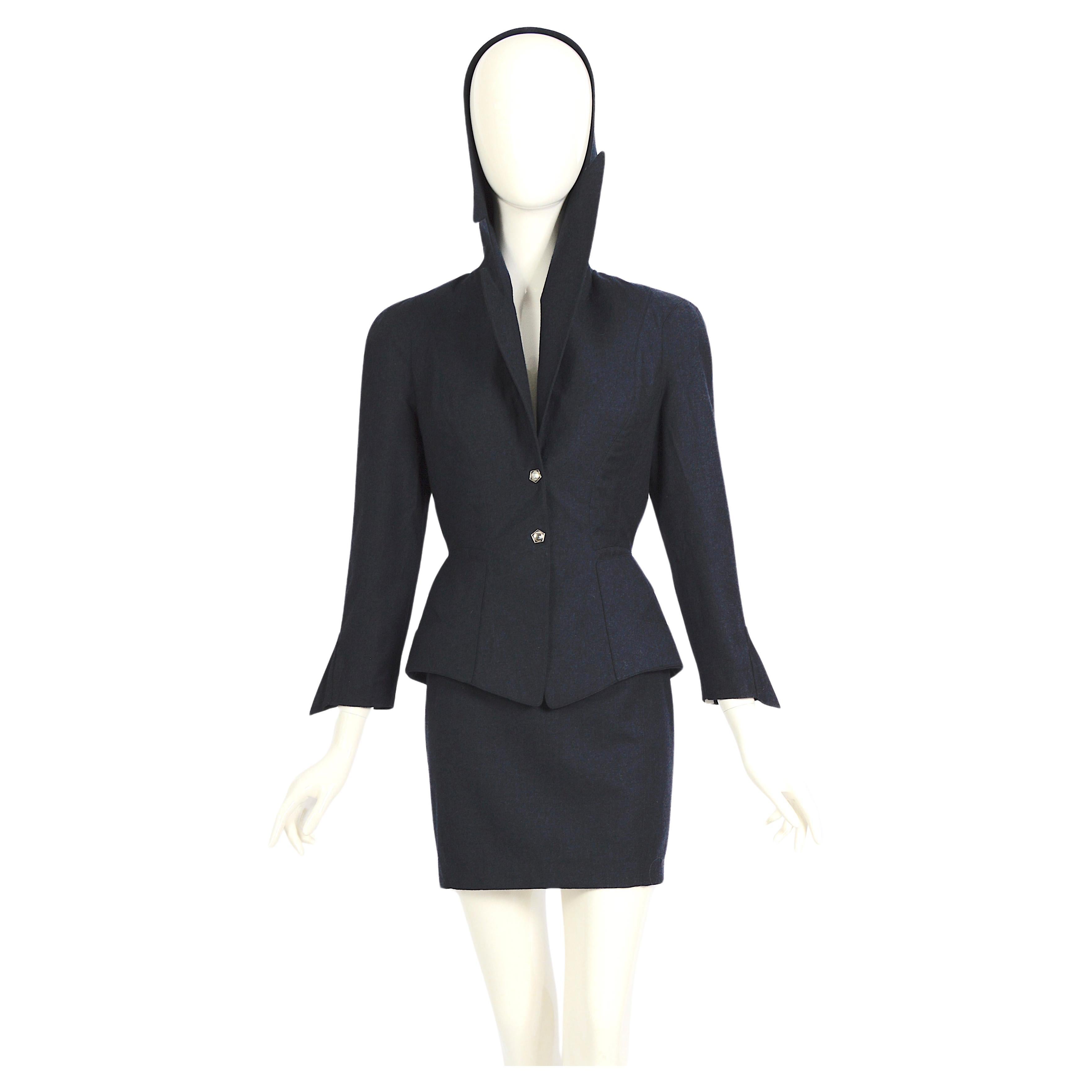 Documented collectable Thierry Mugler FW 1991 shiva collection blue wool hooded jacket & skirt set.
The jacket spotted on Christy Turlington during the show.
Made in dark bleu wool. The wool fabric has no stretch.
In excellent condition.
No size