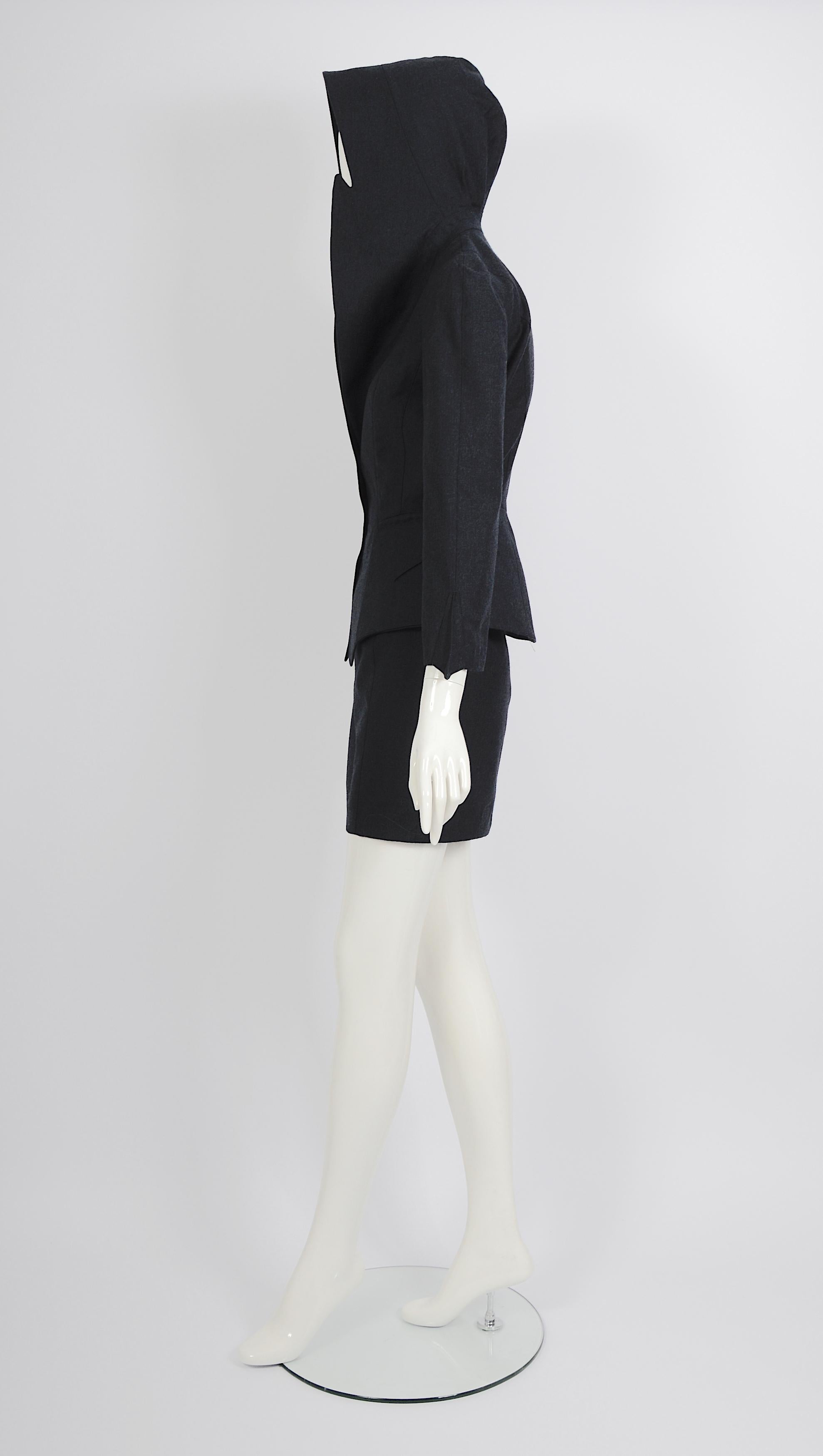 Ensemble veste et jupe à capuche en laine bleue collection shiva Thierry Mugler FW 1991  en vente 3