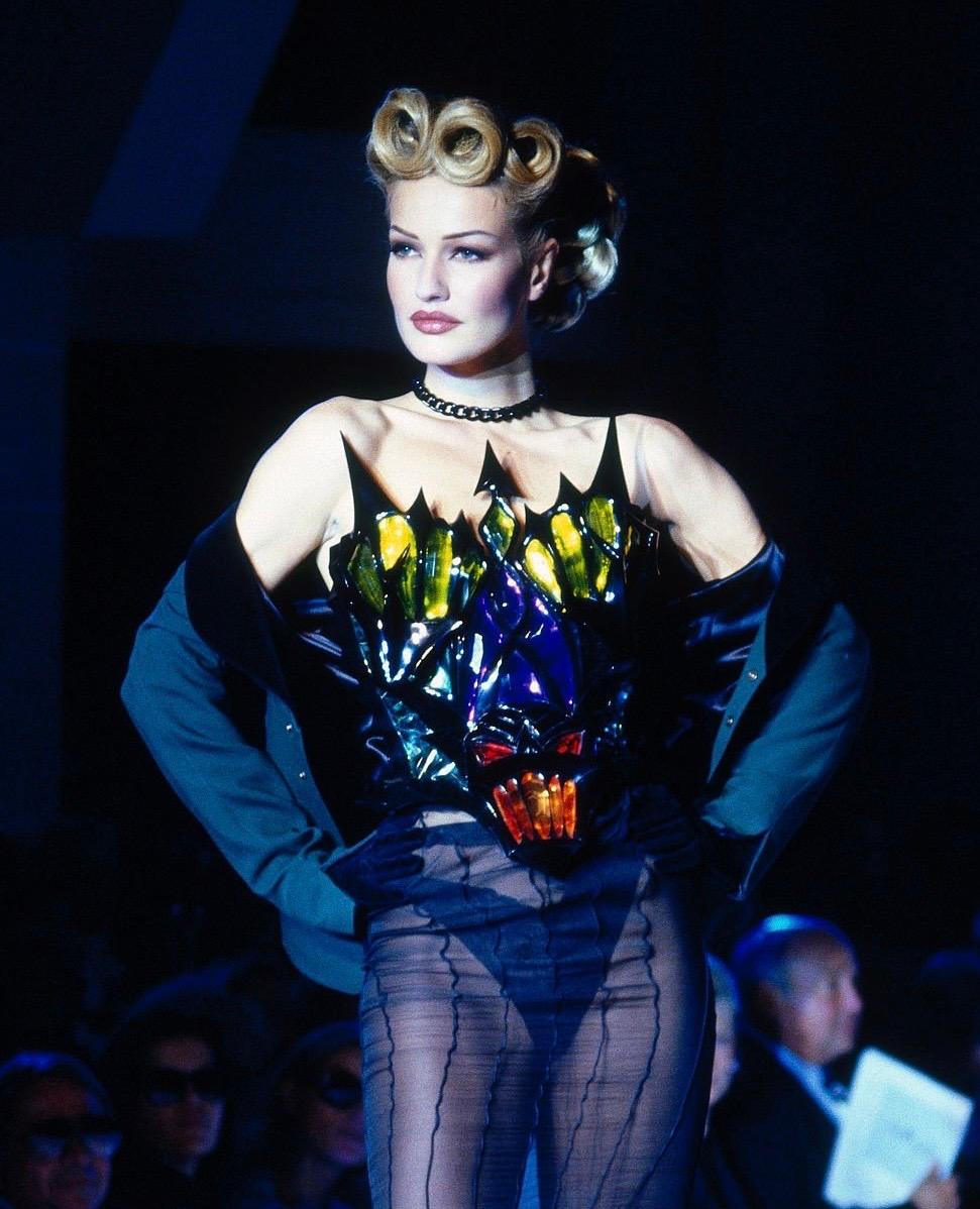 Blaue Smokingjacke mit schwarzen Samtdetails aus der Thierry Mugler Herbst Winter 1992 Ritz Haute Couture Collection. Gesehen an Karen Mulder auf dem Laufsteg. 
Klassisches Design mit tiefem V-Ausschnitt, dramatischem Samtrevers, schrägen
