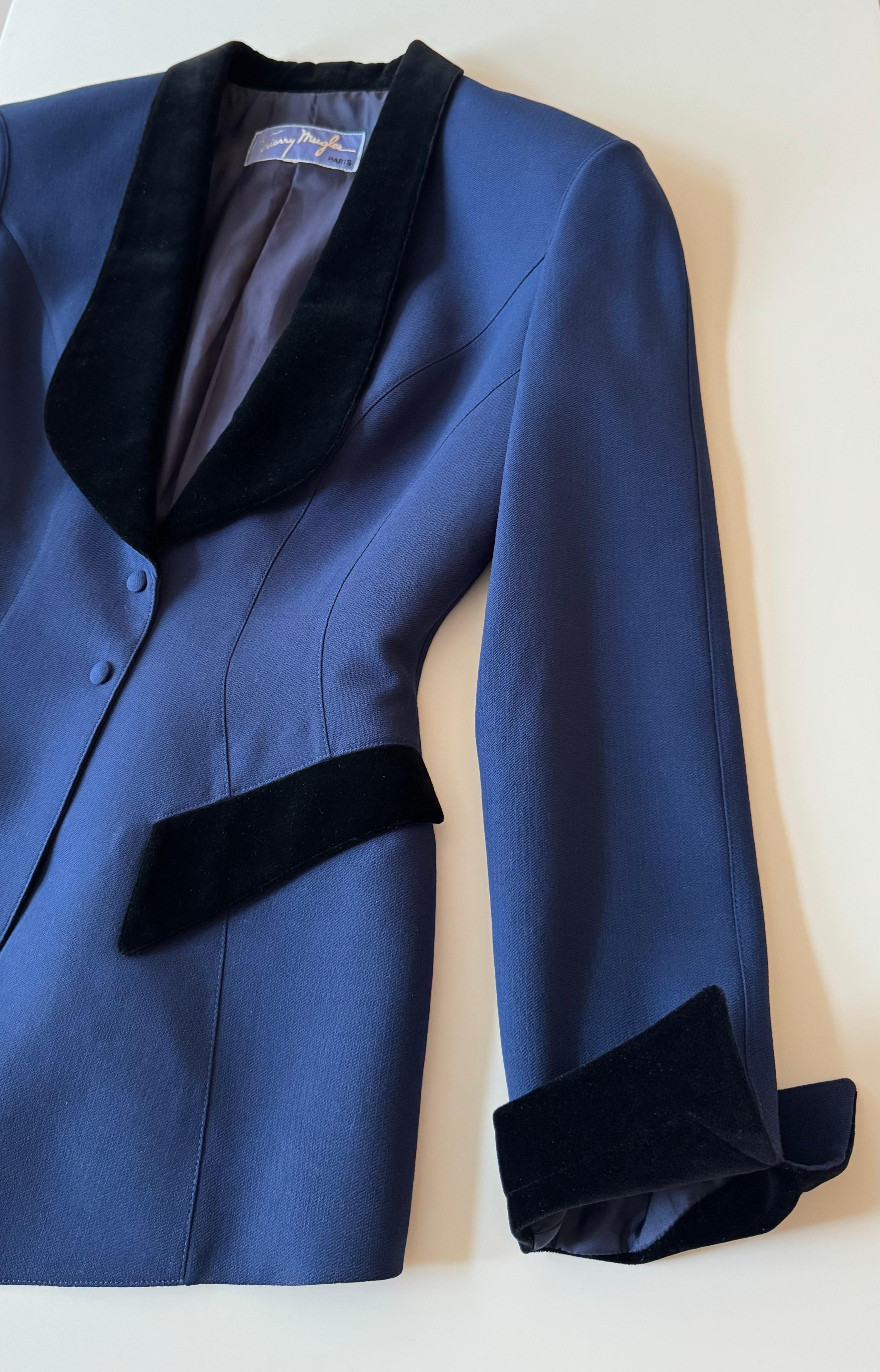Thierry Mugler FW 1992 Blaue Smokingjacke Samt Details im Angebot 5