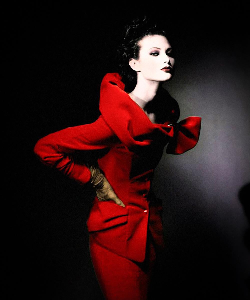 Thierry Mugler FW 1992 Stunning Red Velvet Sculptural Ensemble In Good Condition In Berlin, BE