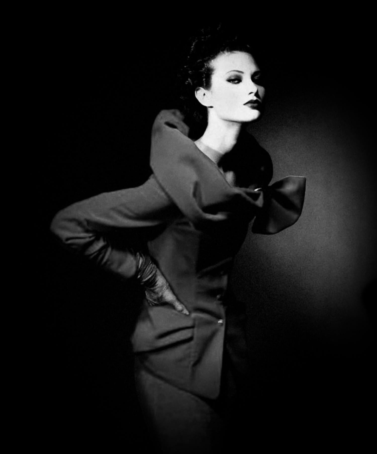 Thierry Mugler FW 1992 Stunning Sculptural Ensemble Back Velvet Details In Excellent Condition In Berlin, BE