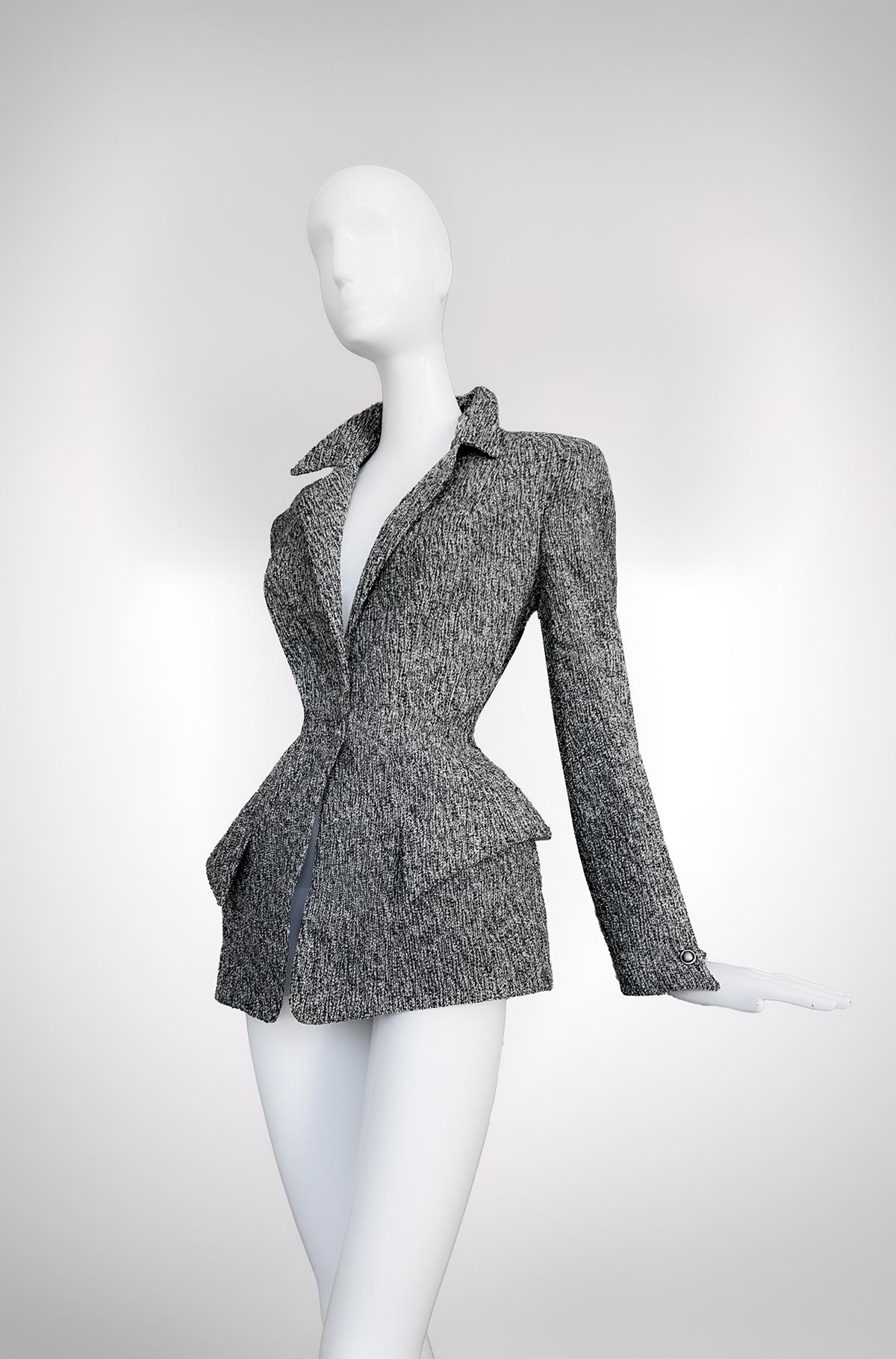 Cette veste Thierry Mugler est un exemple frappant de l'excellence de la confection de Thierry Mugler, alliant à la fois structure et féminité. Collection'S est tirée de sa magnifique Collection FW 1993. Cette veste est confectionnée en laine