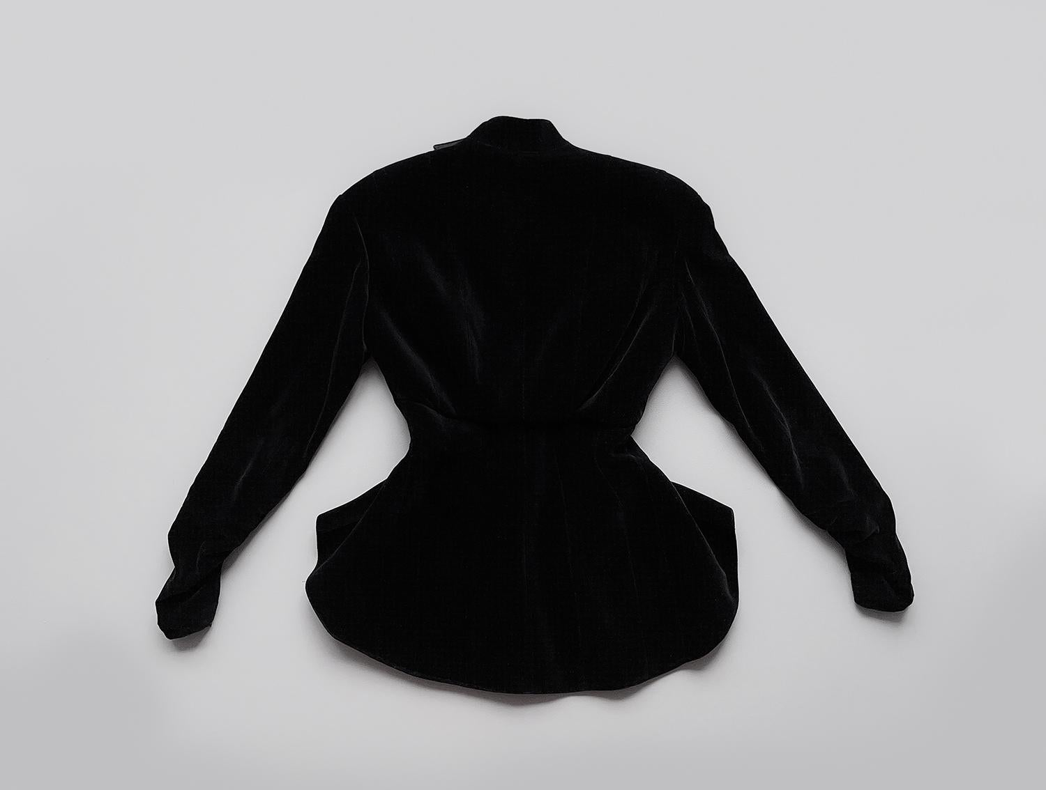 Thierry Mugler FW 1995 Dramatic Runway Silk Jacket Black Velvet For Sale 7