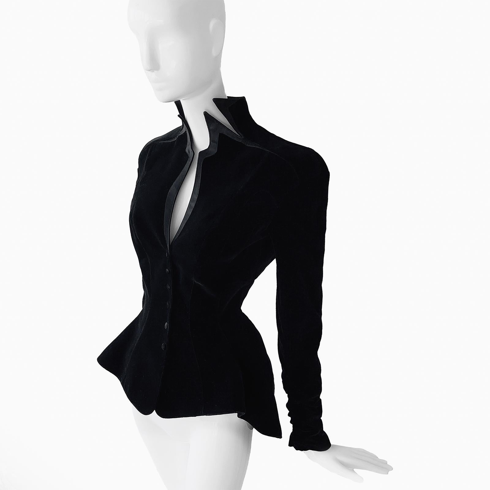 Thierry Mugler FW 1995 Dramatic Runway Silk Jacket Black Velvet In Good Condition For Sale In Berlin, BE
