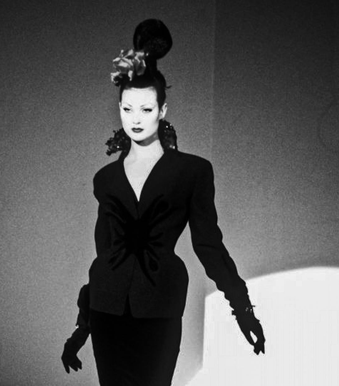 Thierry Mugler FW 1995 Ensemble scultoreo in velluto blu e nero in vendita 1