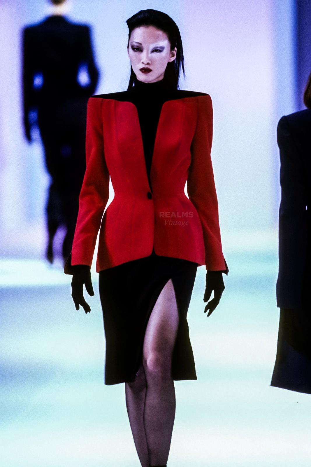 Wunderschöner Thierry Mugler Rockanzug, ikonisches Stück vom Laufsteg aus der Fall Winter 1998/99 Collection. Meisterhafte Konstruktion, eine fabelhafte Kreation von Thierry Mugler. Leuchtend rote Farbe, schwarze Samtdetails. Wird mit einem