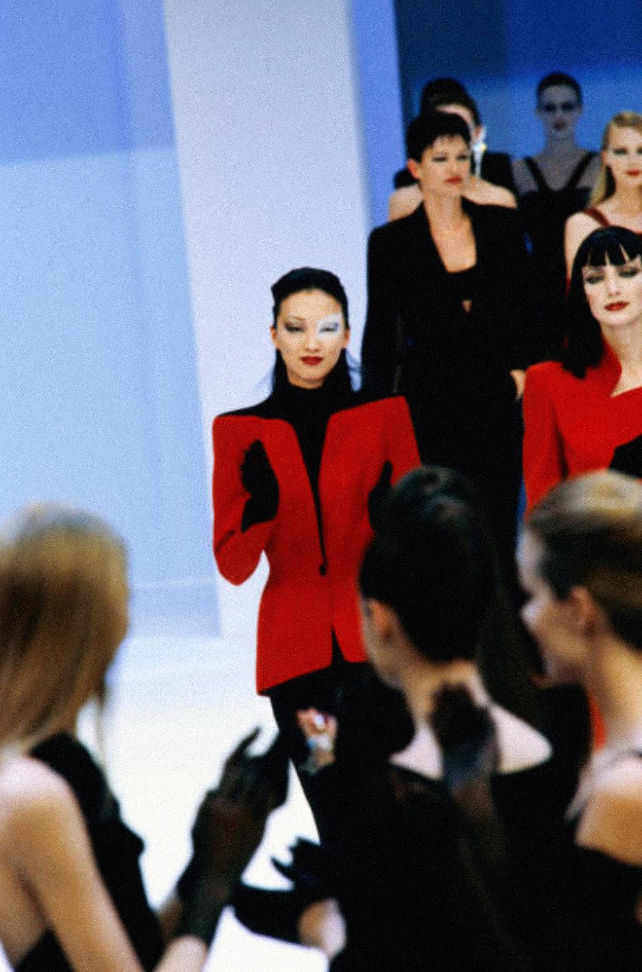 Thierry Mugler FW 1998/99 Suit Dramatic Deep V-Neck Jacket and Skirt Red Black  In Good Condition For Sale In Berlin, BE