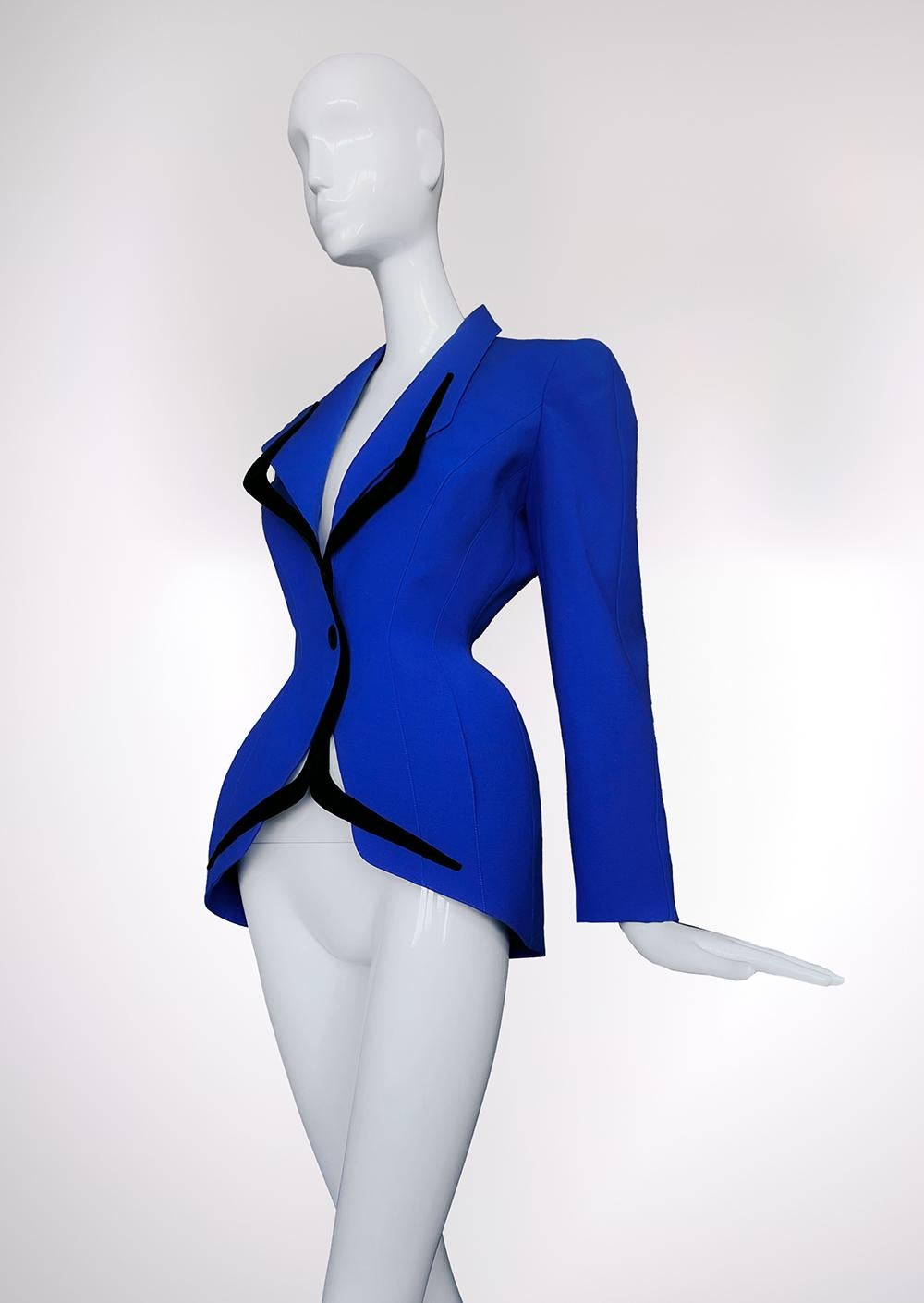 Thierry Mugler H/W 1998 Blaue Jacke mit dramatischen schwarzen Samtdetails im Zustand „Gut“ im Angebot in Berlin, BE