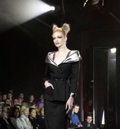 Thierry Mugler Autunno-Inverno 2000 LES CHATS: completo con gonna scultorea in argento metallizzato