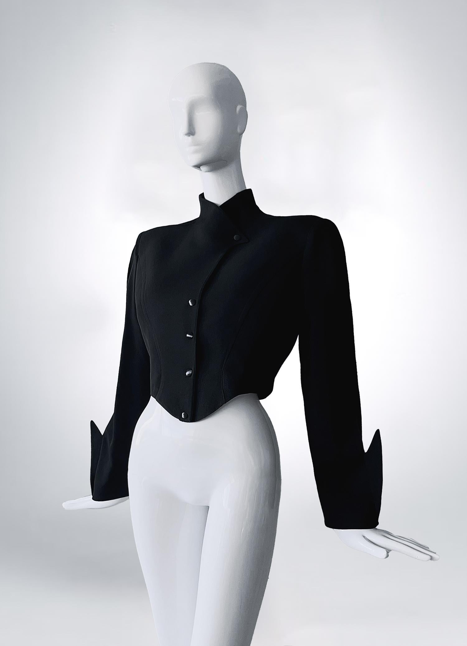 Fabuleuse pièce de collection extrêmement rare

Veste croisée noire de Thierry Mugler, Collection FW 1988/89.

Dramatique veste noire - une création époustouflante de Thierry Mugler. 
Manches extraordinaires avec ailerons de requin