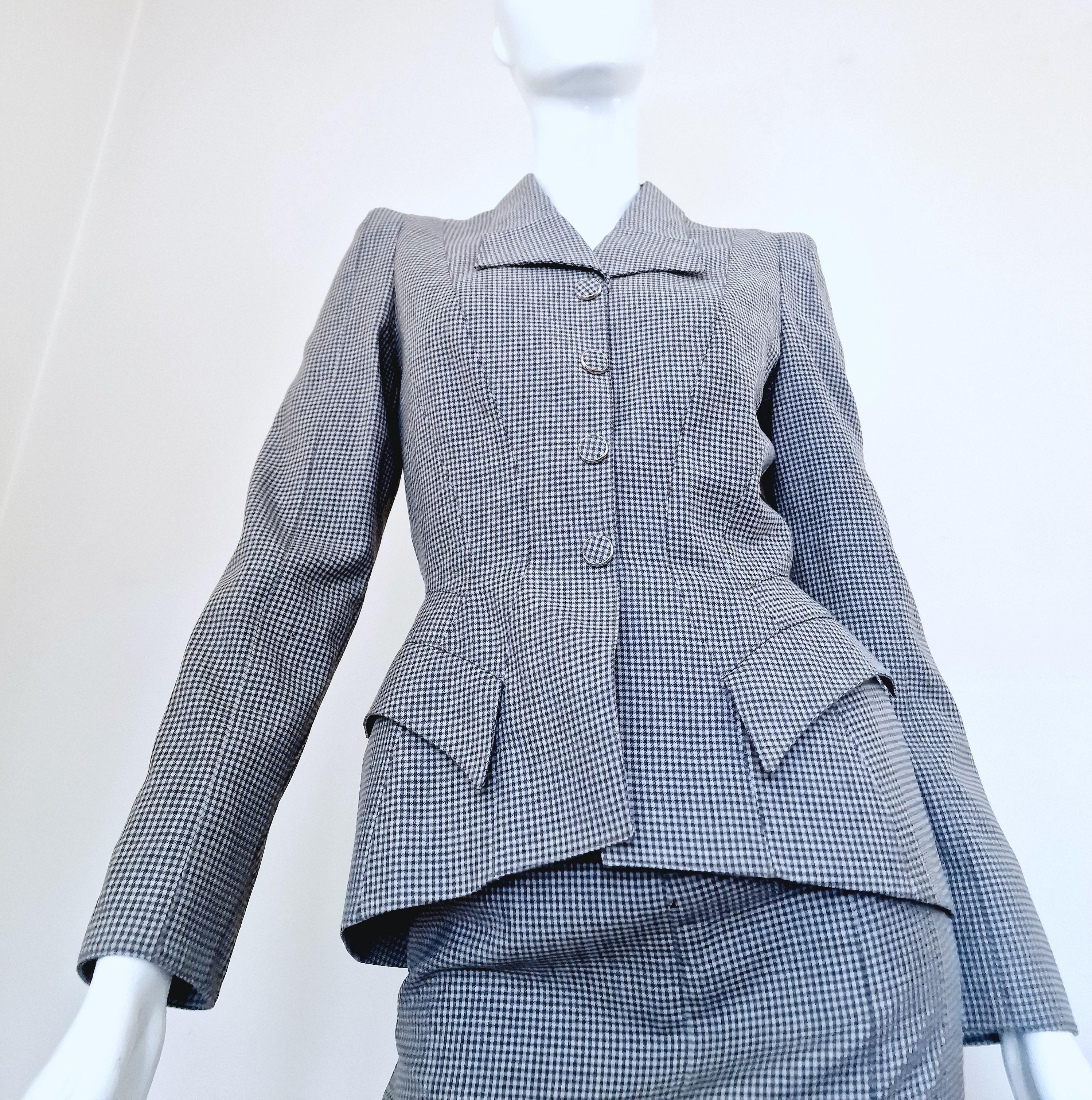 Houndstooth suit by Thierry Mugler!
With shoulder pads.
Wondeful silhouette! Wasp Waist, it emphasizes the waist.

EXCELLENT condition!

SIZE
X-small.
Marked size: FR36.

JACKET
Length: 59 cm / 23.2 inch
Bust: 41 cm / 16.1 inch
Waist: 31 cm / 12.2