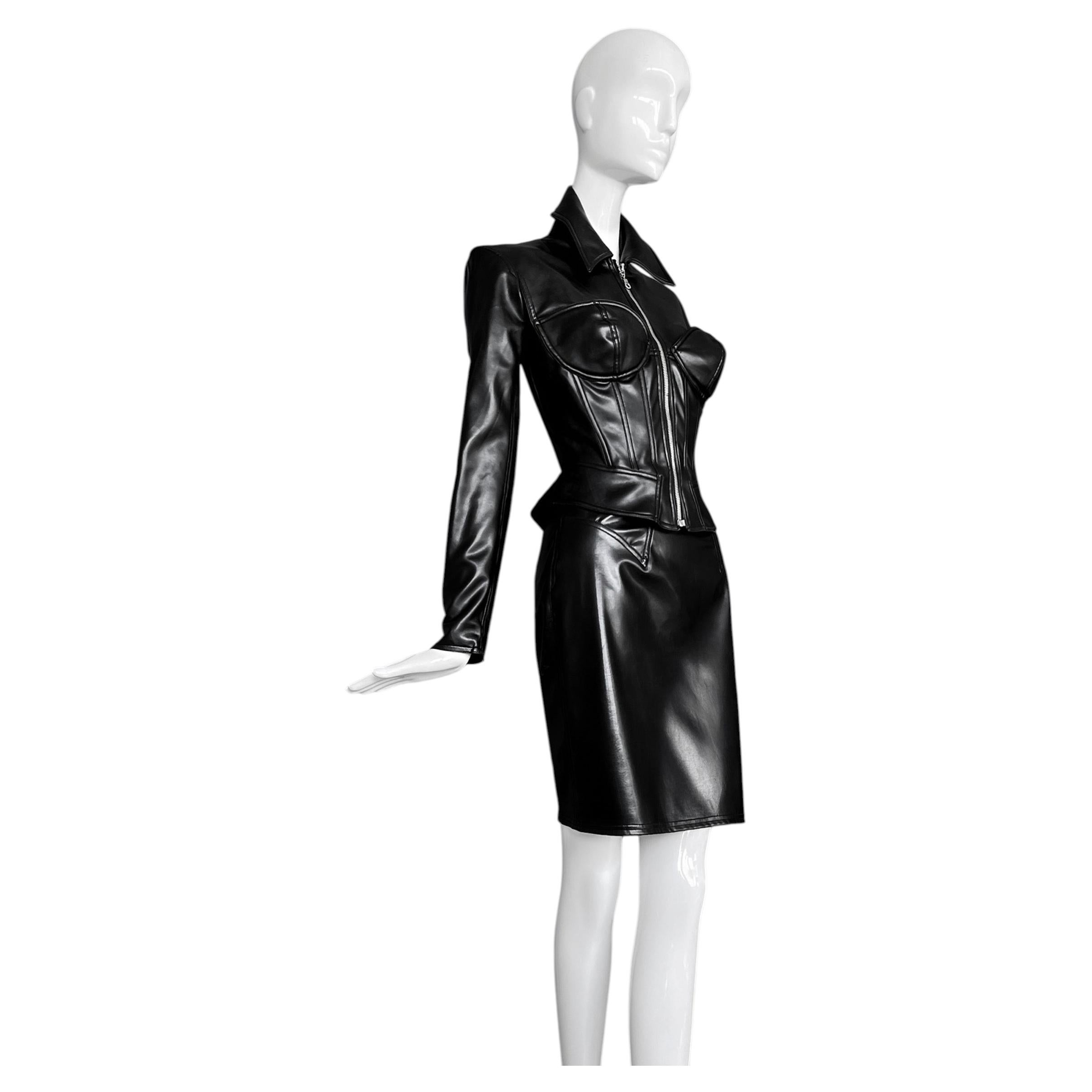 Thierry Mugler : jupe-veste emblématique en simili cuir, au style provocateur et sculptural
