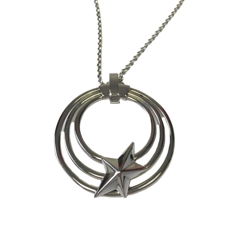 Iconic piece. Delivered in its original Mugler box.

Necklace with pendant.
Condition : never worn
Color : silver
Material : steel
Stamp : yes
Dimensions : length 80 cm - pendant 3.3 cm