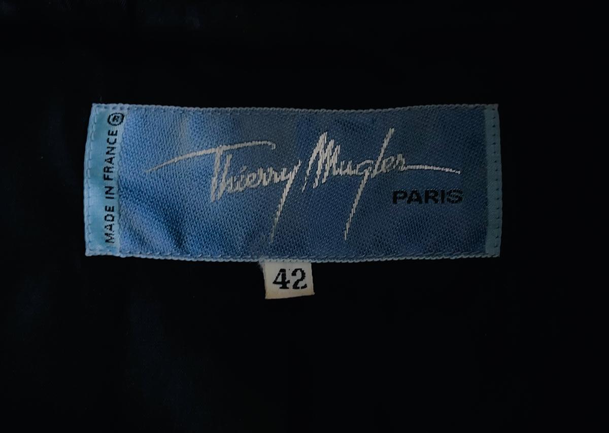 
Wunderschöne schwarze Thierry Mugler Jacke mit dramatischem Kragen und tiefem V-Ausschnitt. Super weiches Material und sehr kuschelig - die perfekte Jacke, um warm und kuschelig zu sein, aber trotzdem sehr elegant und perfekt gestylt. Typische